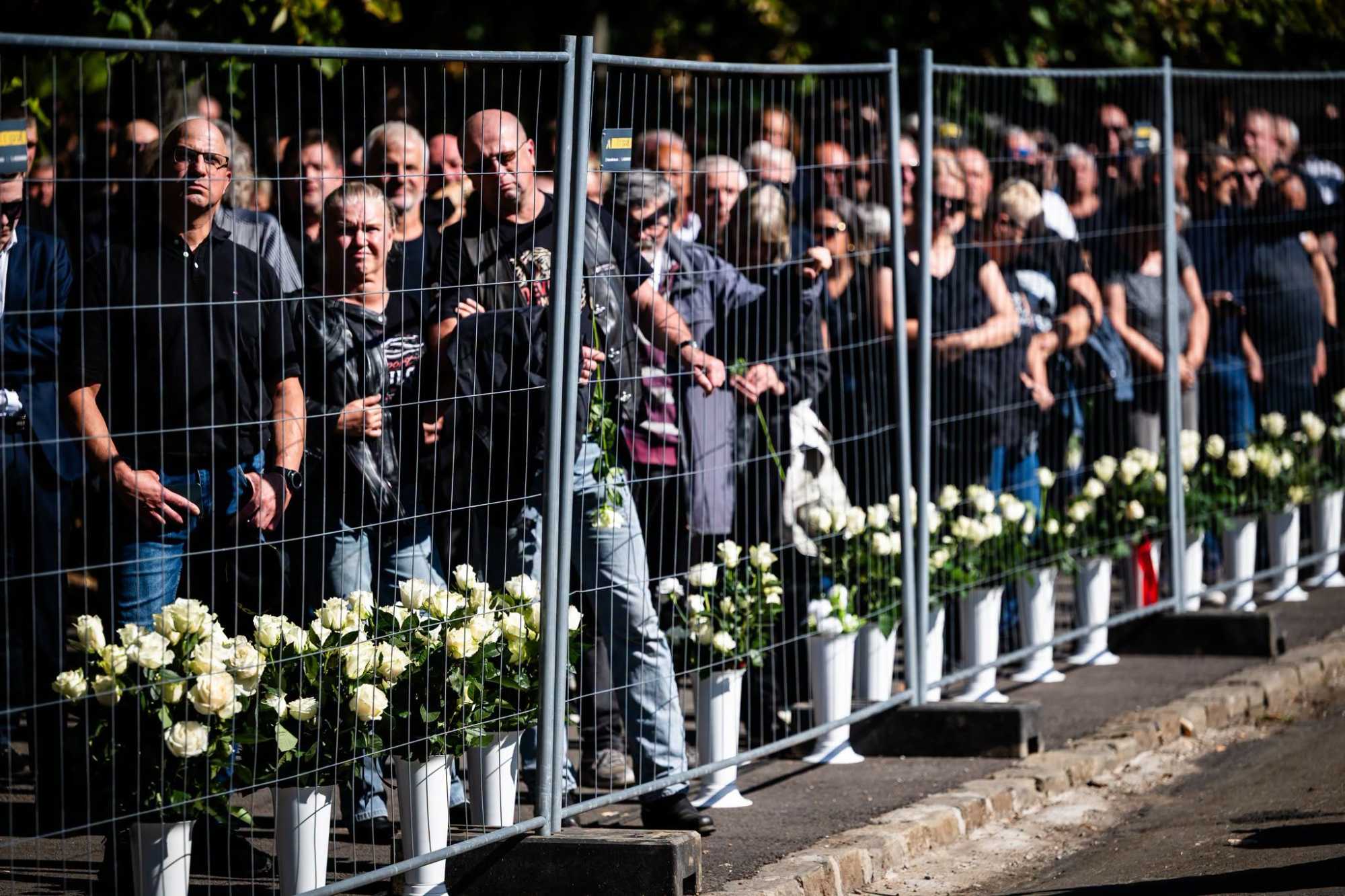 Rajongók százai vettek részt a végső búcsuztatáson. | Fotó: Index