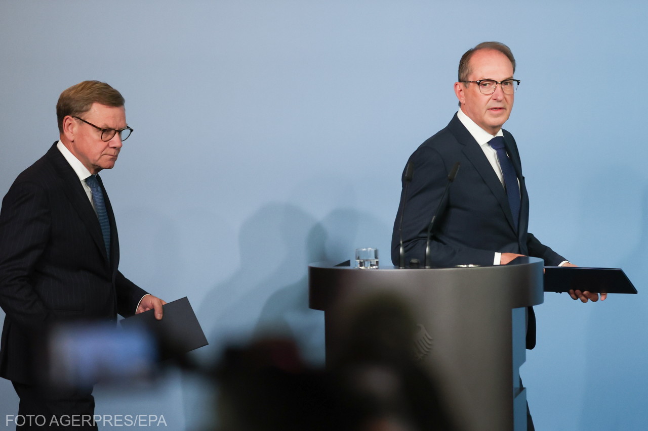 Alexander Dobrindt német belügyminiszter (jobbra) és Johann Wadephul német külügyminiszter a lipcsei repülőtéren történt drónincidenssel kapcsolatos sajtótájékoztatón Berlinben, Németországban, 2026. szeptember 1-jén.