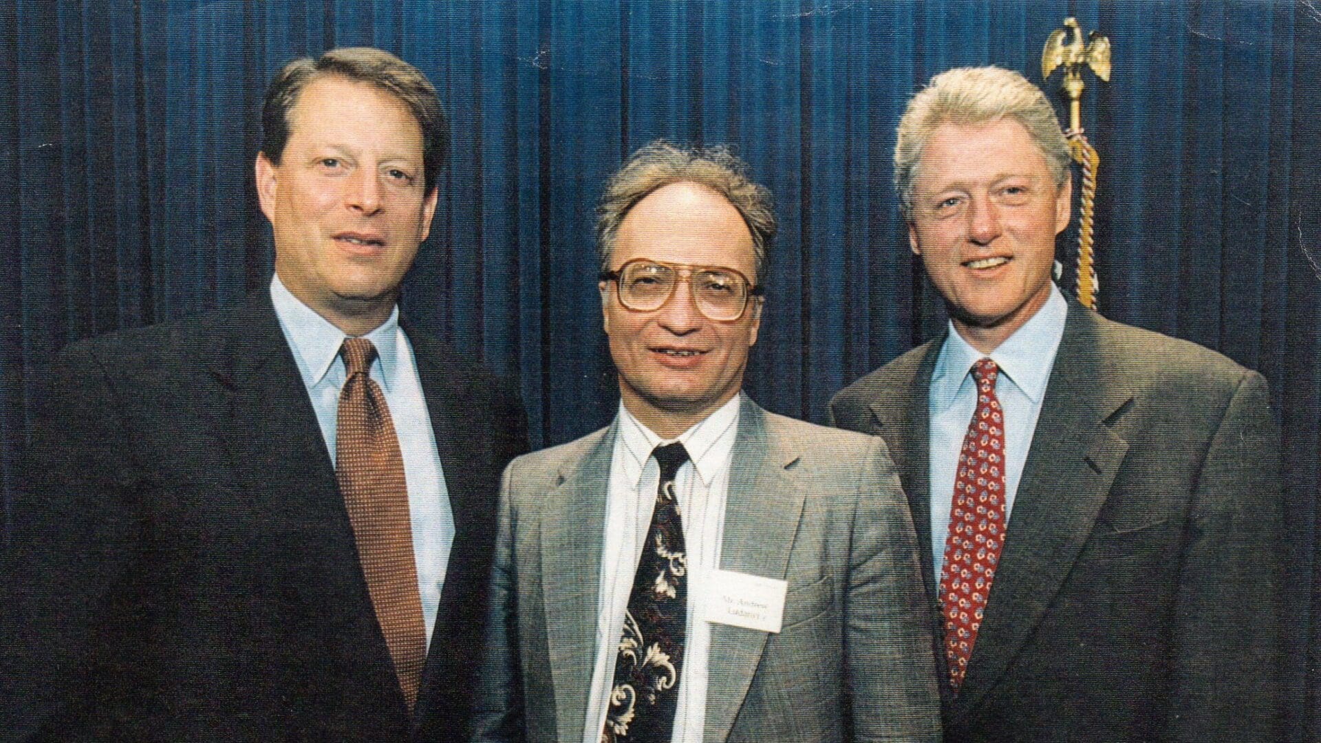 Ludányi András (k) Bill Clinton elnök (j) és Al Gore alelnök (b) között az 1996-os amerikai demokrata kampány idején | Fotó: hungarianconservative.com