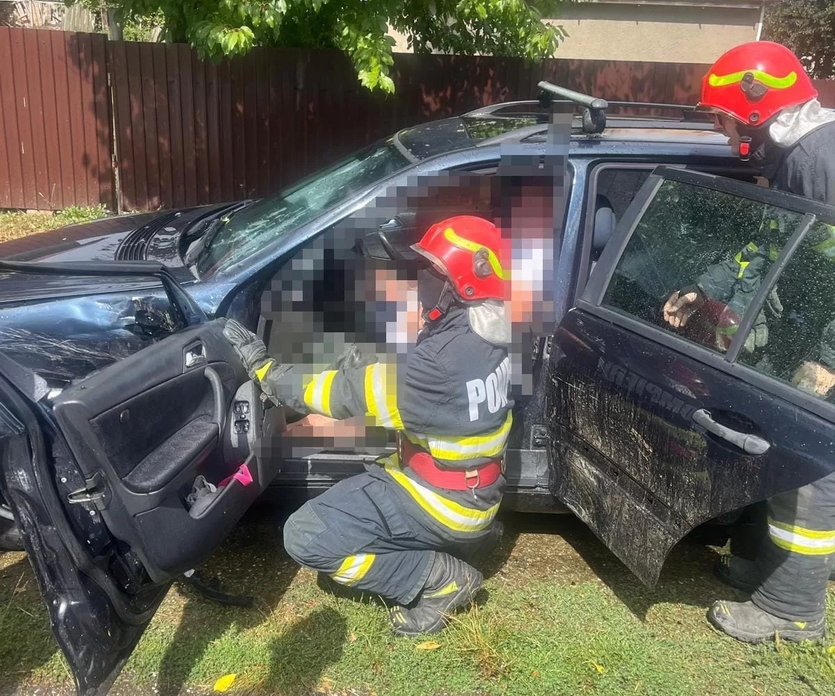 A tűzoltók szabadították ki a sérülteket | Fotó: ISU Bacău