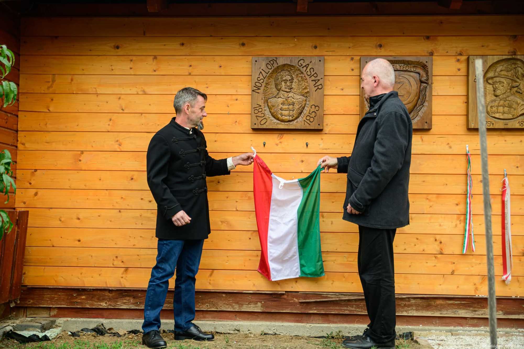 Emléktáblát is készített