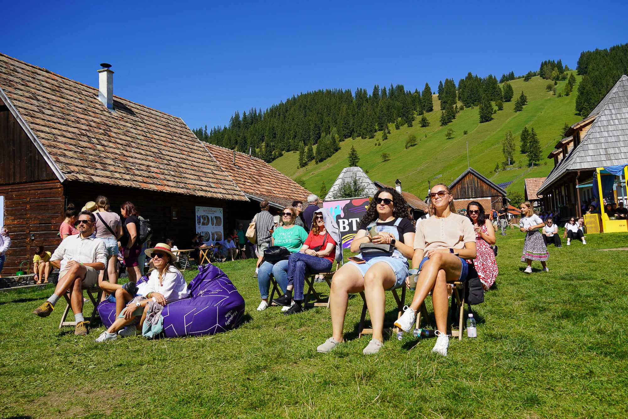Naps&uuml;t&eacute;s, babzs&aacute;kok &eacute;s a k&ouml;z&ouml;ns&eacute;g, amelyet &ouml;sszek&ouml;t az &eacute;telek tisztelete. A Taste of Transylvania leg&eacute;rt&eacute;kesebb hozz&aacute;val&oacute;ja maga az ember: a k&ouml;z&ouml;ss&eacute;g, amely &eacute;vről &eacute;vre visszat&eacute;r, hogy egy&uuml;tt &uuml;nnepelje a r&eacute;gi&oacute; &iacute;zeit &eacute;s gasztron&oacute;miai kult&uacute;r&aacute;j&aacute;t.