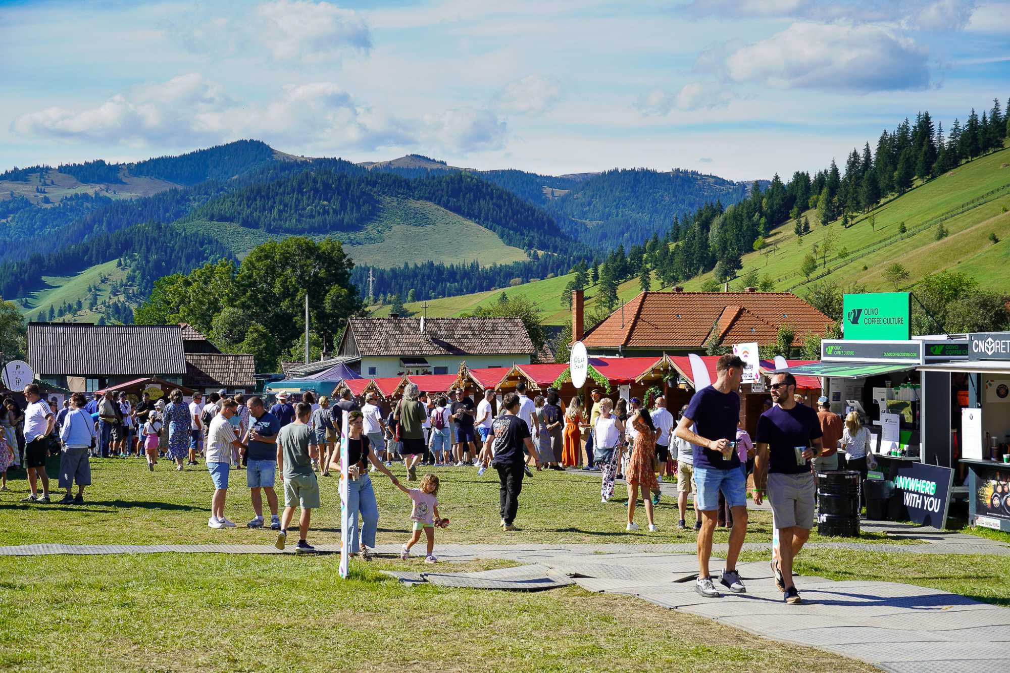 Lassulj le, l&eacute;legezz m&eacute;lyeket &eacute;s hagyd, hogy elragadjon a hely szelleme! A Taste of Transylvania t&ouml;bb egy szokv&aacute;nyos fesztiv&aacute;ln&aacute;l, itt nincsenek mesters&eacute;ges kulissz&aacute;k, csak a tiszta hegyi levegő, a helyi &iacute;zek &eacute;s a k&uuml;l&ouml;nleges &eacute;tel-&eacute;lm&eacute;nyek felfedez&eacute;se. Előbbiből &eacute;s ut&oacute;bbib&oacute;l is akad bőven!