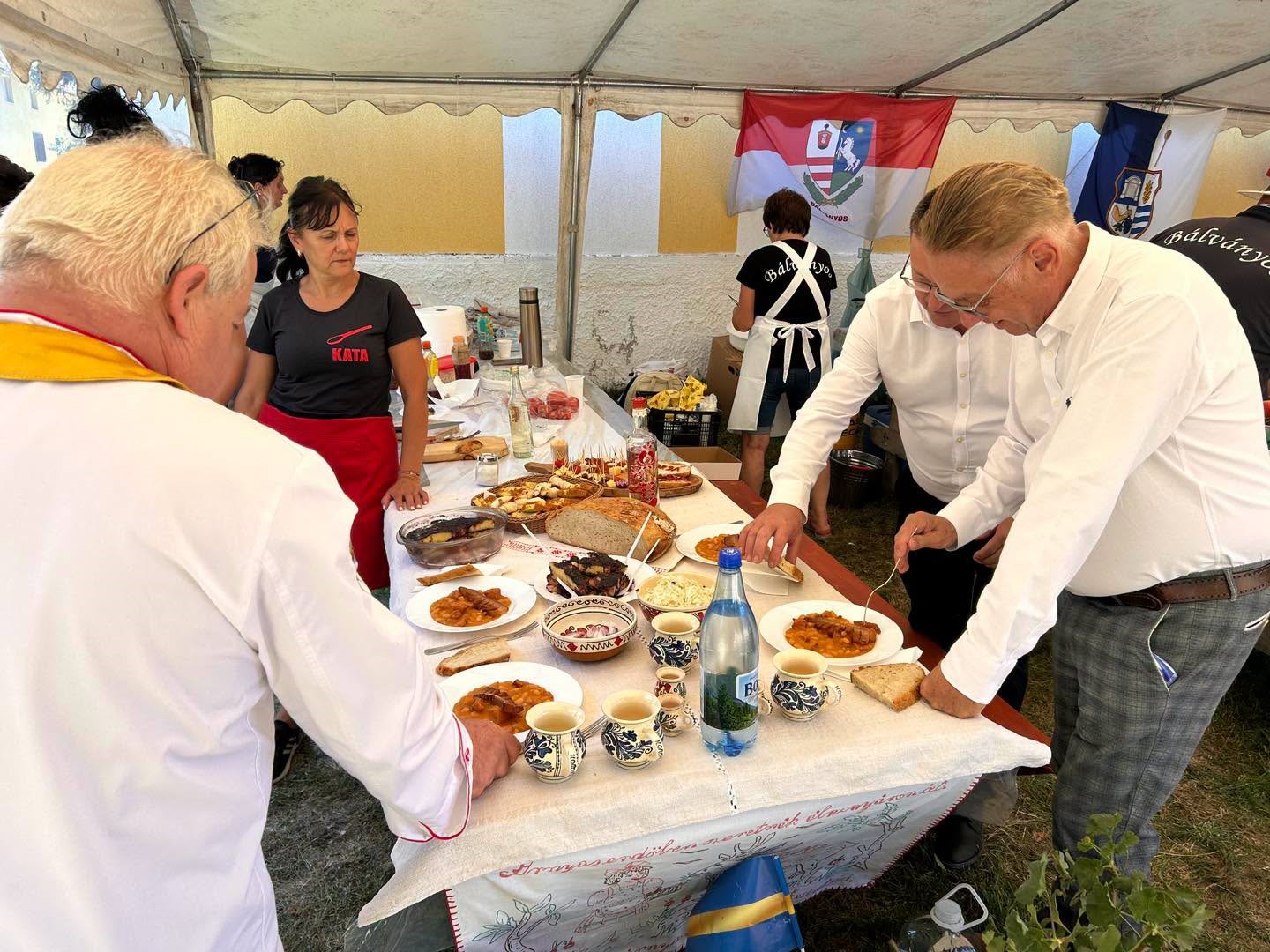 A főzőversenyen Fejér László Ödön szenátor (jobbról) is zsűrizett