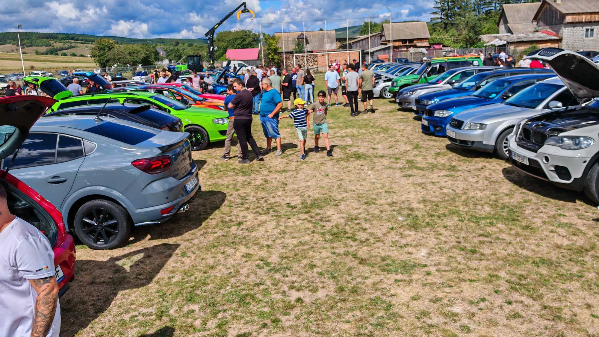 Tuningautók sokasága a sportpályán | A szerző felvétele