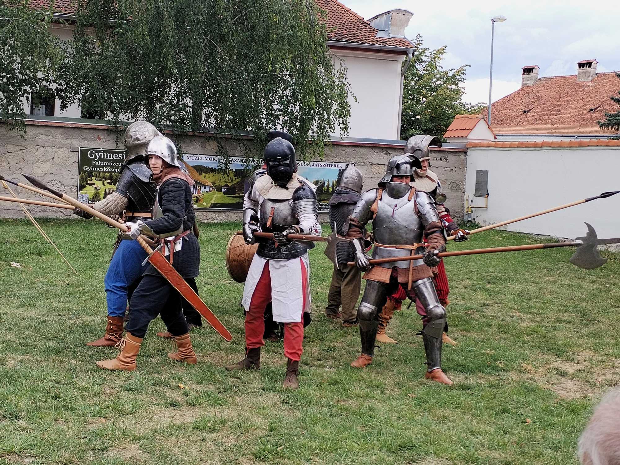 A régi fegyverek és páncélok.