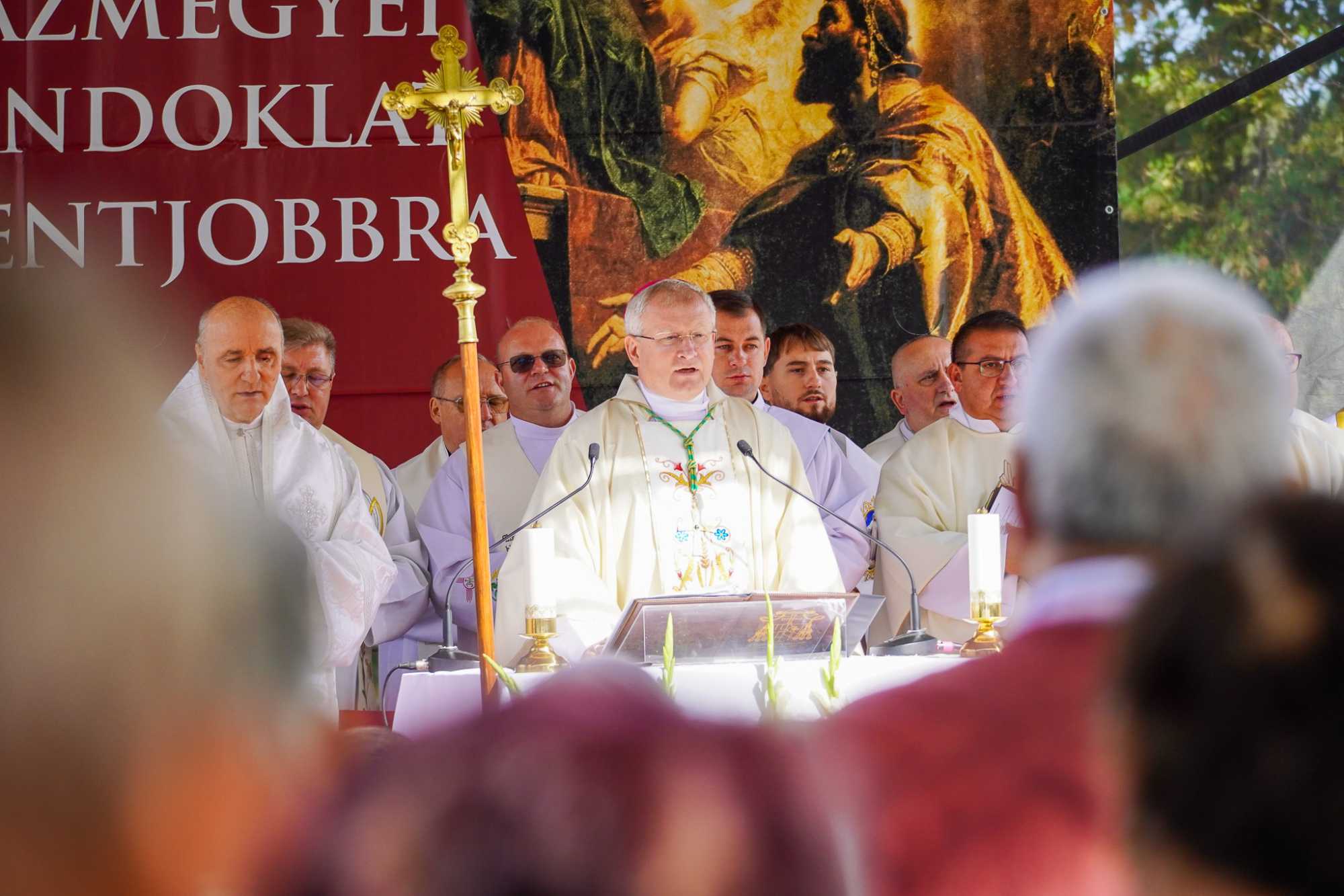 Böcskei László nagyváradi megyéspüspök köszöntötte az egybegyűlteket. 