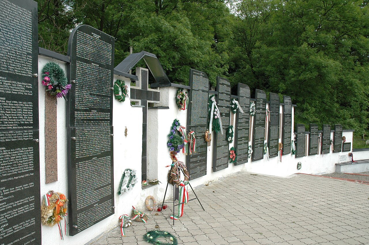 A „Siratófal”, az áldozatok emlékműve a neveket tartalmazó, márványtáblákkal a Szolyvai Emlékparkban l Fotó: Varga A./Wikipédia