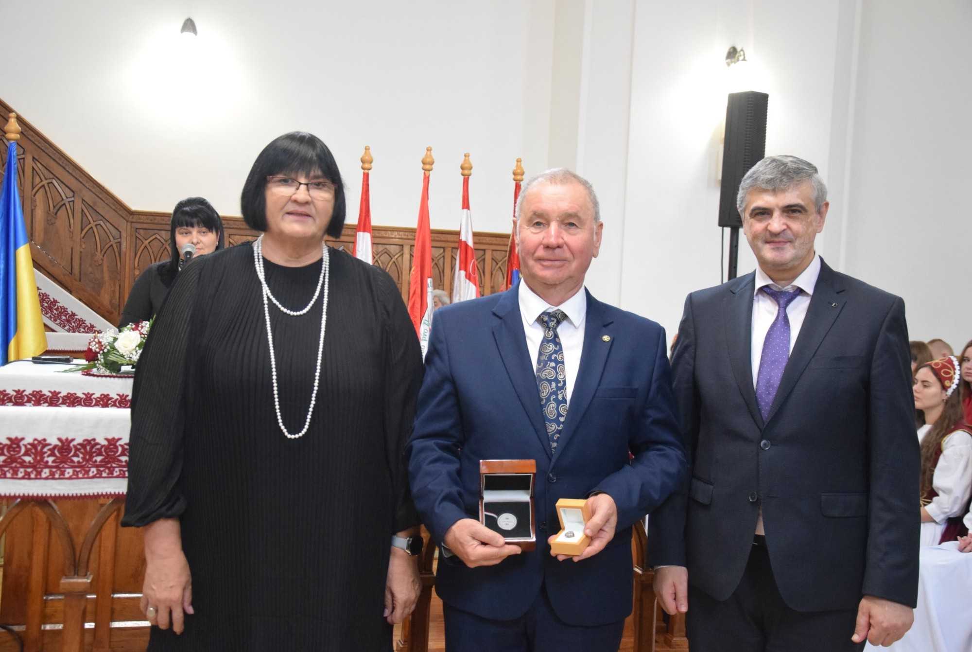 A Rákóczi-díjjal kitüntetett Tóth Mihály (k) Orosz Ildikó, a II. Rákóczi Ferenc Kárpátaljai Magyar Egyetem elnöke (b) és Csenicskó István rektor (j) társaságában 2024. szeptember 27-én l Fotó: kme.org.ua