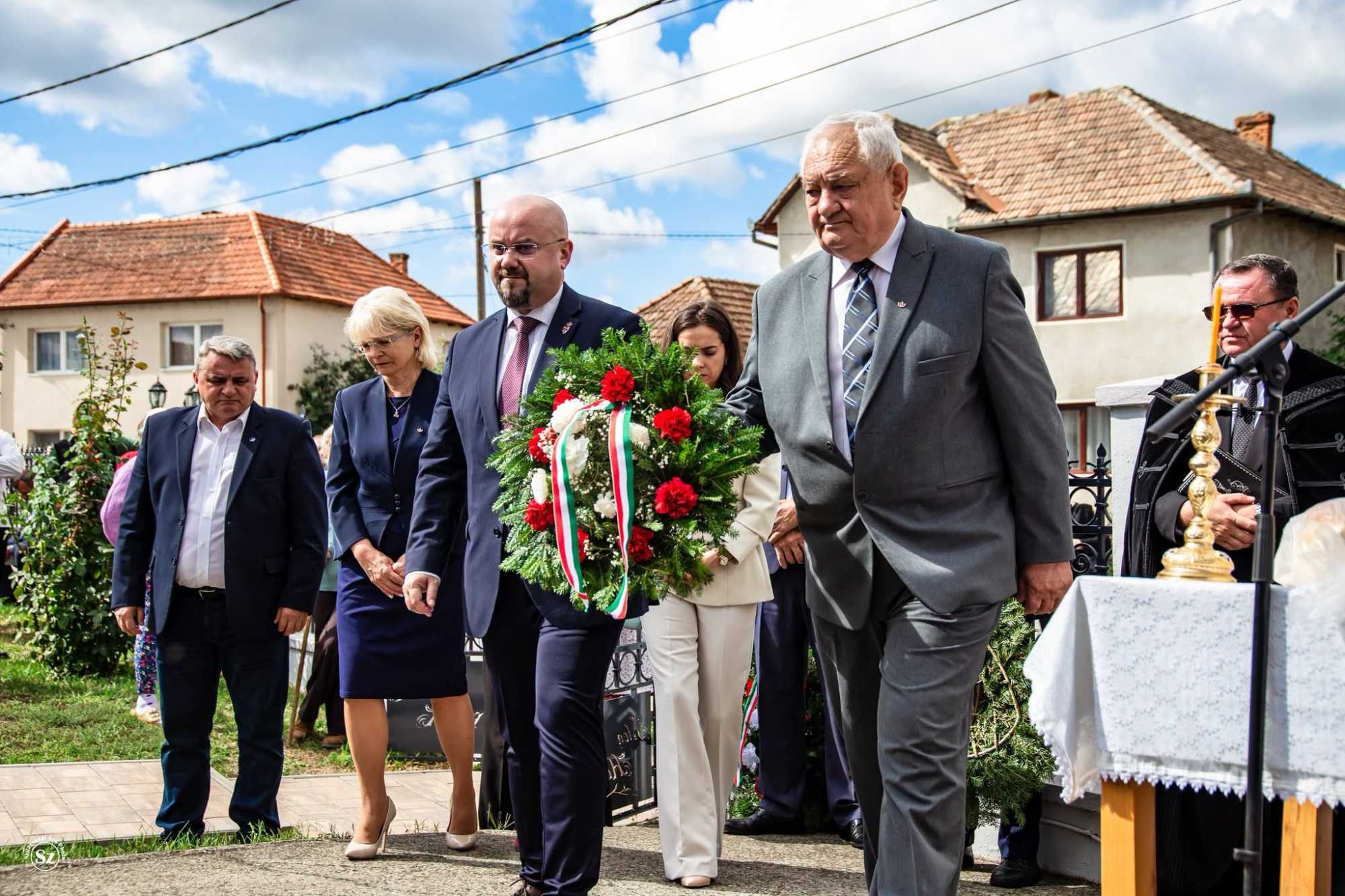 Megkoszorúzták a háborús emlékművet | Fotó: Kulcsár Mária