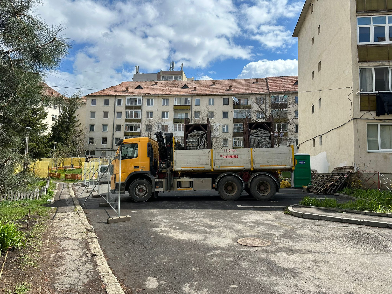 Volt, ahol haladtak a tömbház szigetelésekkel, volt, ahol elakadtak. | Fotó: Csíkszereda városháza