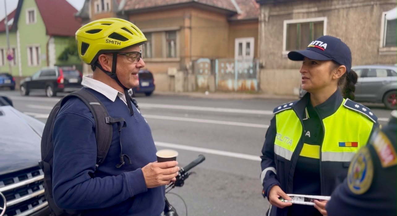 Ingyen reggelit és közlekedési tanácsokat kapnak a kerékpárosok. | Fotó: Maros Megyei Rendőr-főkapitányság