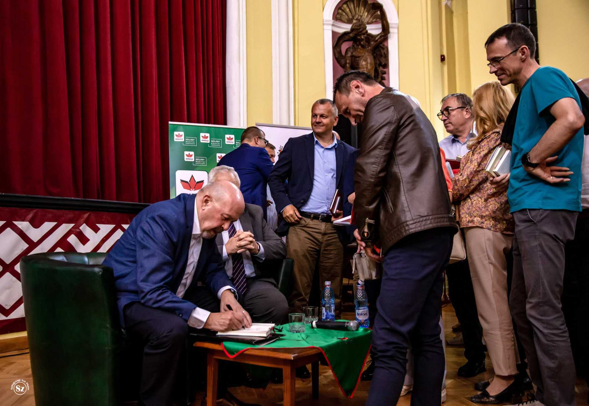 Dedikálásért is sokan álltak sorba. 