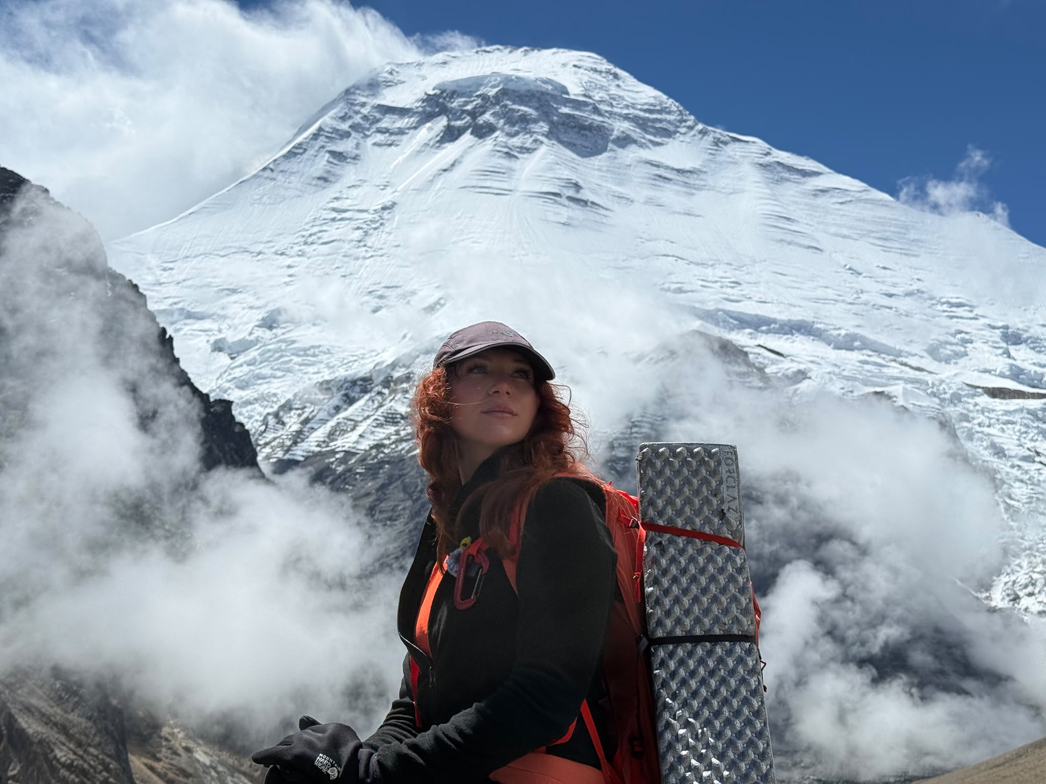 Úton. Háttérben a hőn áhított cél, a Dhaulagiri magasodik. | Fotók: Sántha Xénia szíves engedélyével.