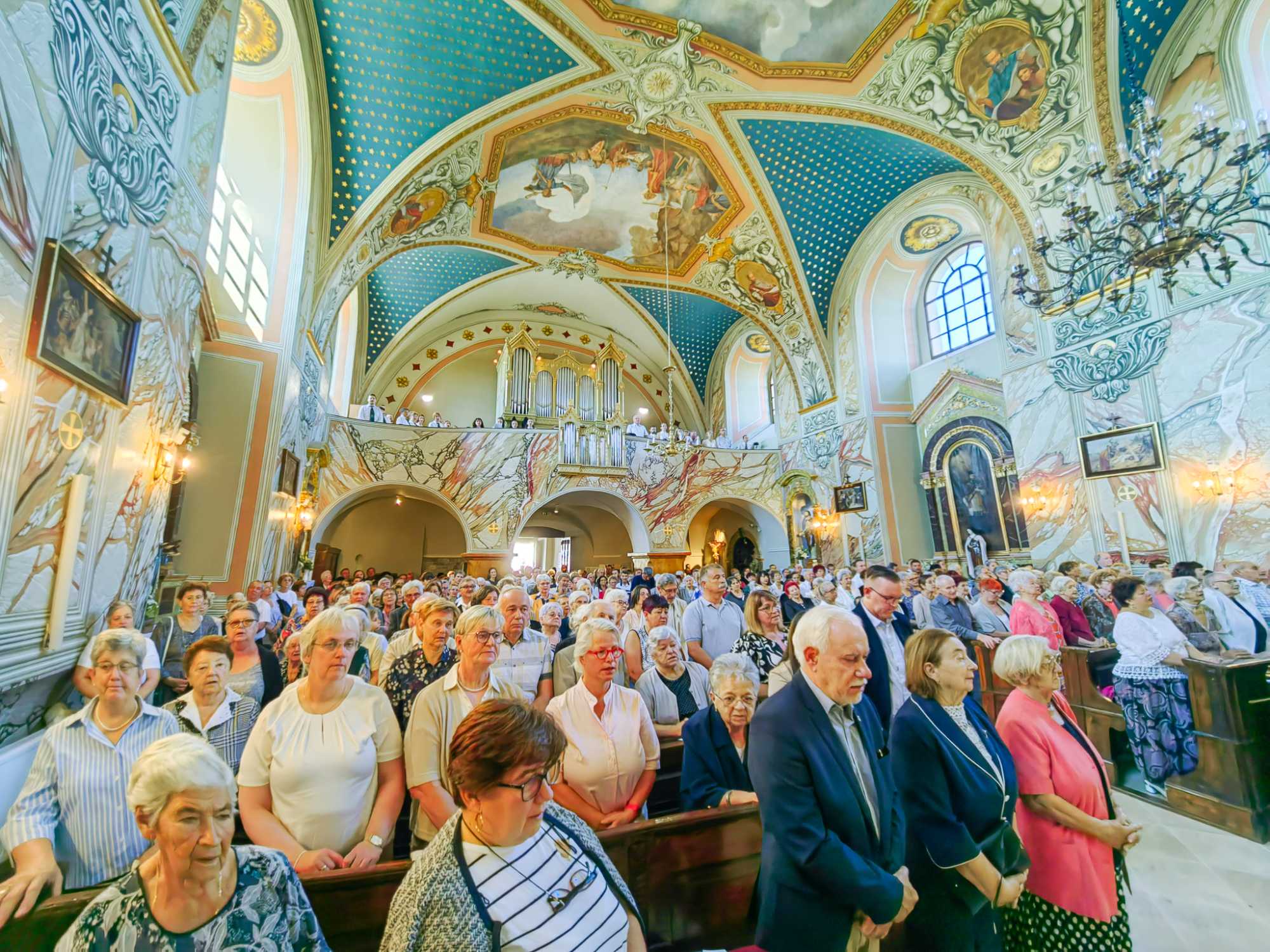 Megtelt a templom