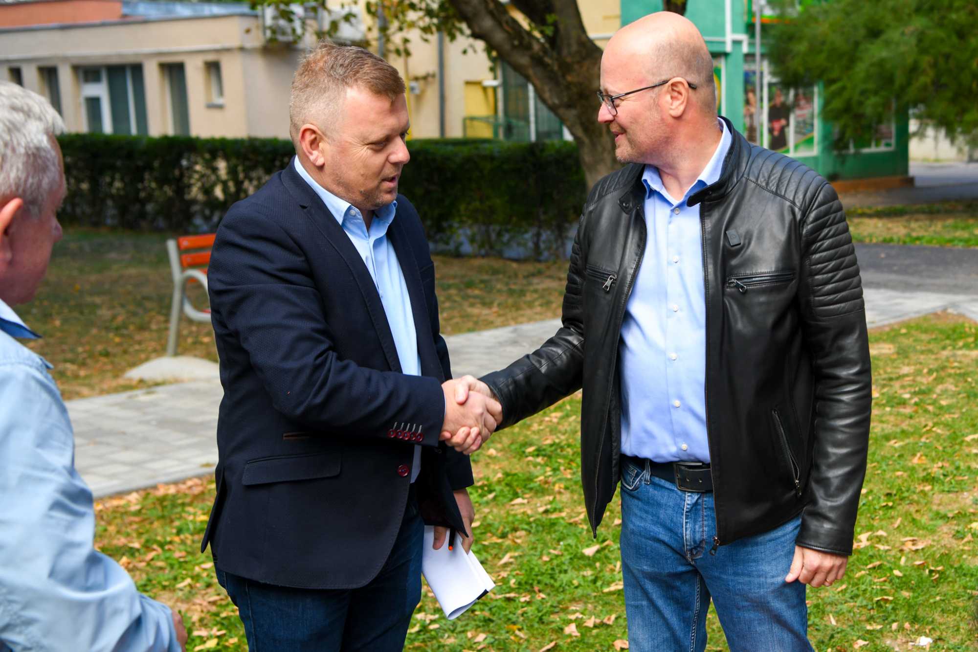 A három cégből álló konzorcium képviselője és a polgármester | Fotó: Czinzel László