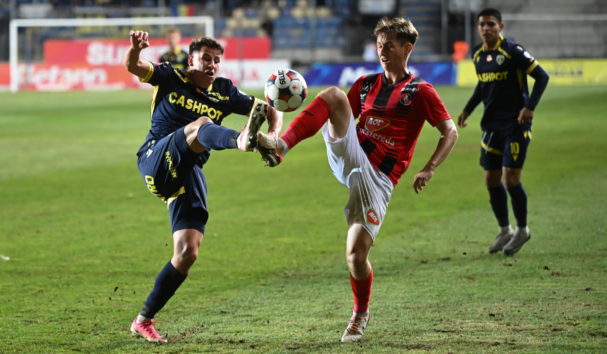 Az ellenfél mellett a rossz talajú pályával és a vitatható játékvezetői ítéletekkel is meg kellett küzdeniük a csíkiaknak. | Fotó: Sportpictures