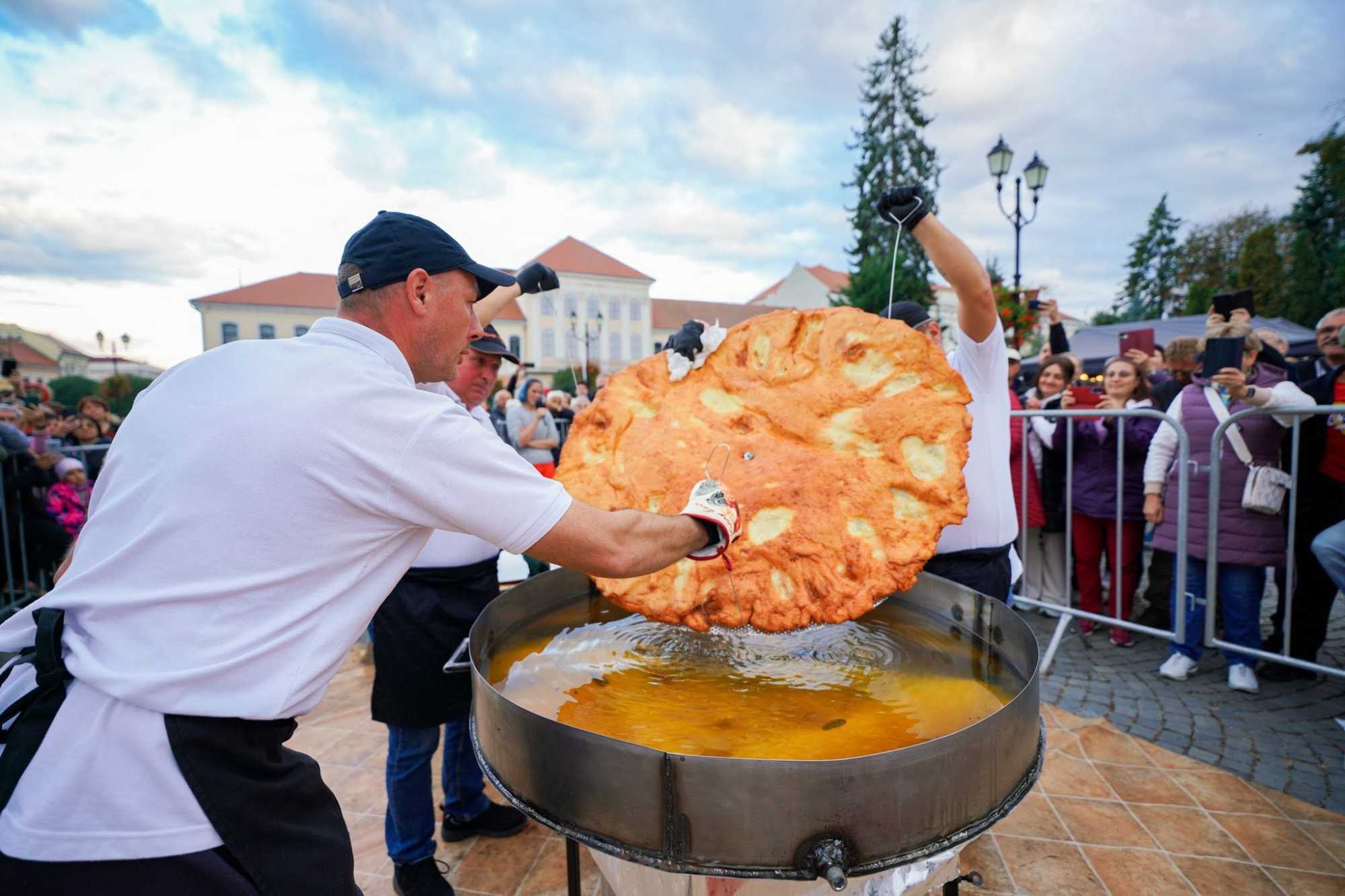 Lángosból is hatalmassal készülnek | Fotó: Fotó: Kürtőskalács – édes ízek fesztiválja