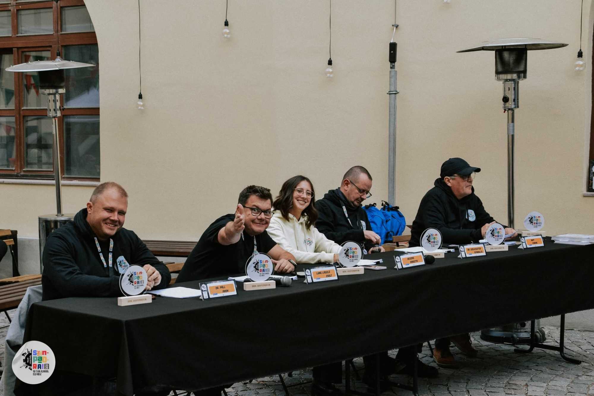 A zsűri (balról): dr. Páll Áron, Lung László Zsolt, Deszke Kriszta, dr. Szilveszter Szabolcs és Ruff Ferenc. | Fotók: Színpadra!/Facebook
