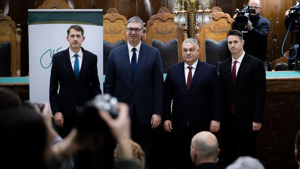 A Pásztor István-díj kitüntetettjei, Orbán Viktor miniszterelnök (b3) és Aleksandar Vučić szerb elnök (b2) az elismerés átadásán Szabadkán 2025. november 27-én. Mellettük Pásztor Bálint, a VMSZ elnöke (b) és Pásztor Ábel, a Pásztor István Alapítvány igazgató bizottságának elnöke (j), Pásztor István fiai l Fotó: Fischer Zoltán/MTI