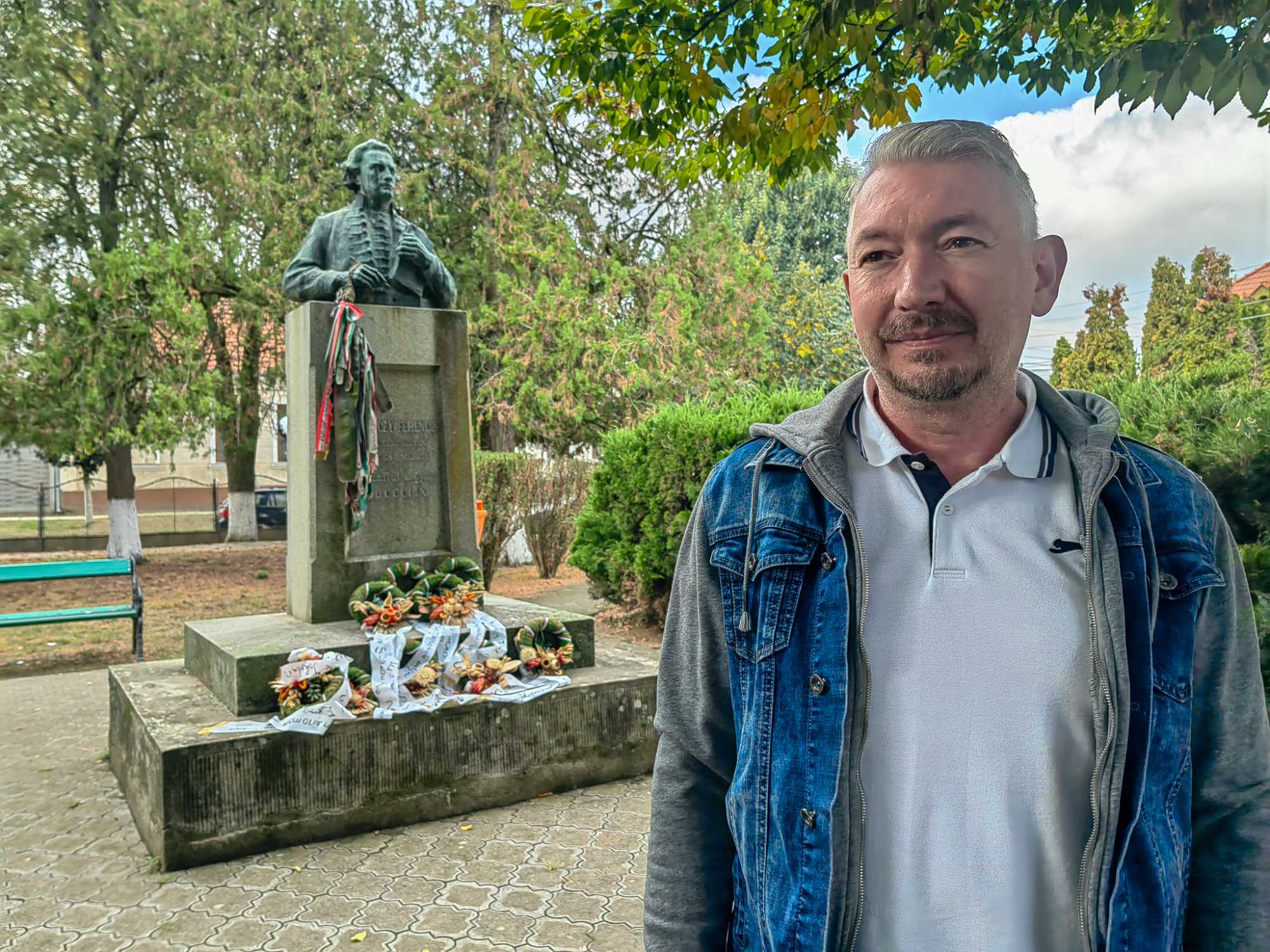 Borsi Imre Lóránt háttérben a Kazinczy-szoborral | Fotó: Borsi Balázs