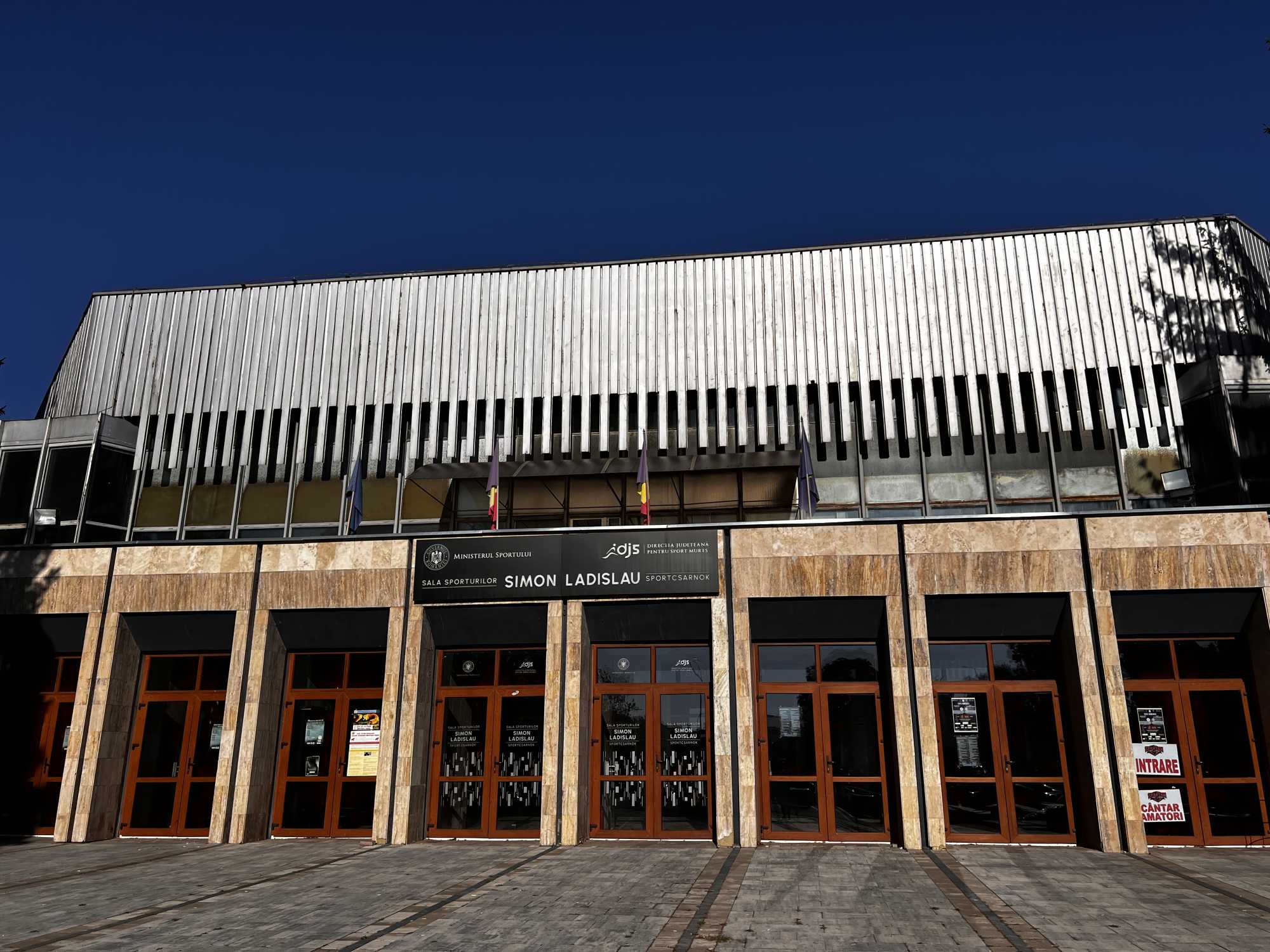 A közeli sportcsarnokban szervezik most az edzéseket, az épület felújítás előtt áll. | Fotó: Rákóczi Kinga