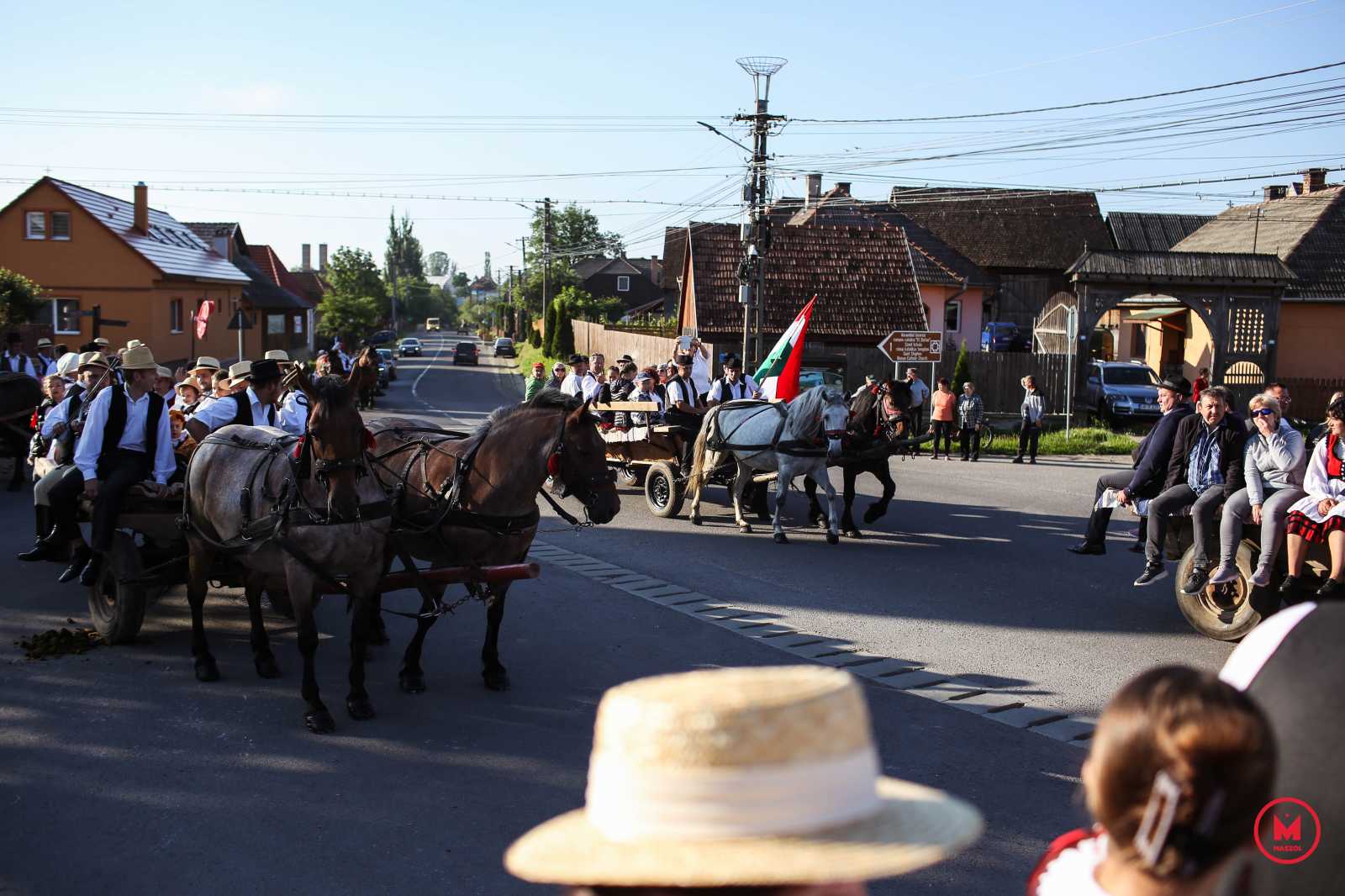 A Csíkszereda környékéről érkező csoportok lovas szekereken, énekszóval, muzsikával vonultak az esemény megnyitójának a helyszínére.