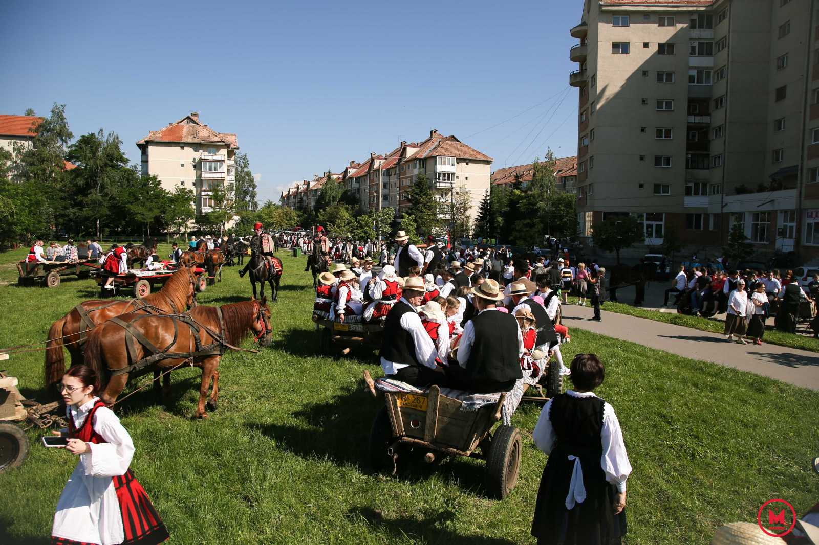 A forgalmat elterelték, lovasok, szekerek, gyalogosok töltötték meg Csíkszereda belvárosát.