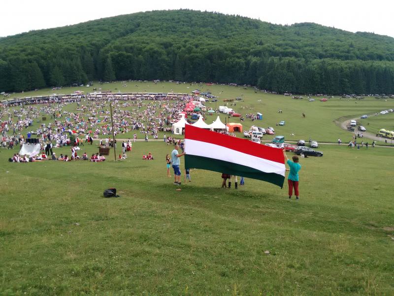 Felmásztunk a színpad hátához, befogni a közönséget befogó panorámát. Innen benézve libbent fel valami, amire ráközelítettünk: egy piros-fehér-zöld óriástrikolór. Szabadon.
