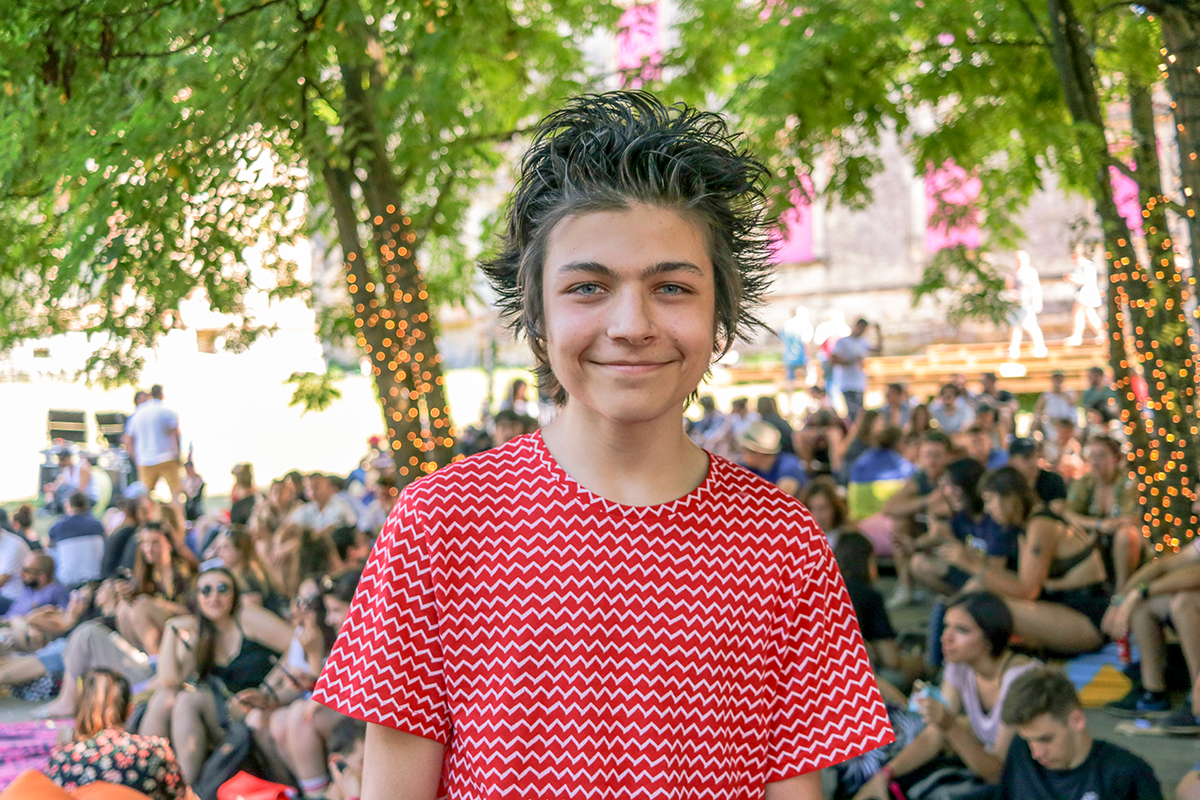 Alex, 17 éves, egyedül érkezett Bukarestből. Zomboy koncertje tetszett neki a legjobban. Állítása szerint a fesztivál neki csak abból áll, hogy bulizik és alszik.