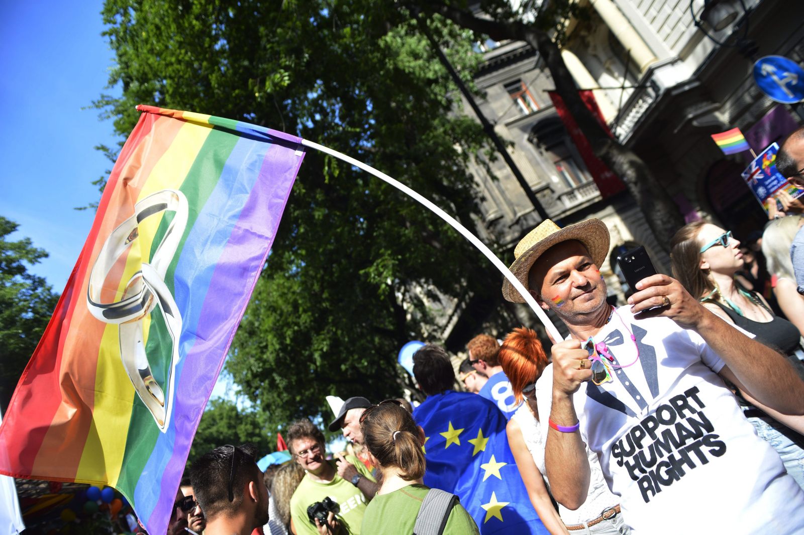 Milanovich Dominika, a Budapest Pride sajtószóvivője azt emelte ki, hogy az immár 20. alkalommal megrendezett Budapest Pride a régió legrégebbi ilyen rendezvénye, és erre büszkék szervezőként. Hangsúlyozta, többek között azért vonulnak fel, mert nem akarnak kerítéseket látni a különböző társadalmi csoportok között, a kirekesztés helyett a kisebbségi csoportok melletti szolidaritást választják. A sajtószóvivő közlése szerint a Budapest Pride felvonulást más civil szervezetek mellett támogatásáról biztosította az Amnesty International Magyarország, a Társaság a Szabadságjogokért, a Keresztények a melegekért, illetve a politikai pártok közül a Demokratikus Koalíció, az Együtt és a Párbeszéd Magyarországért.
