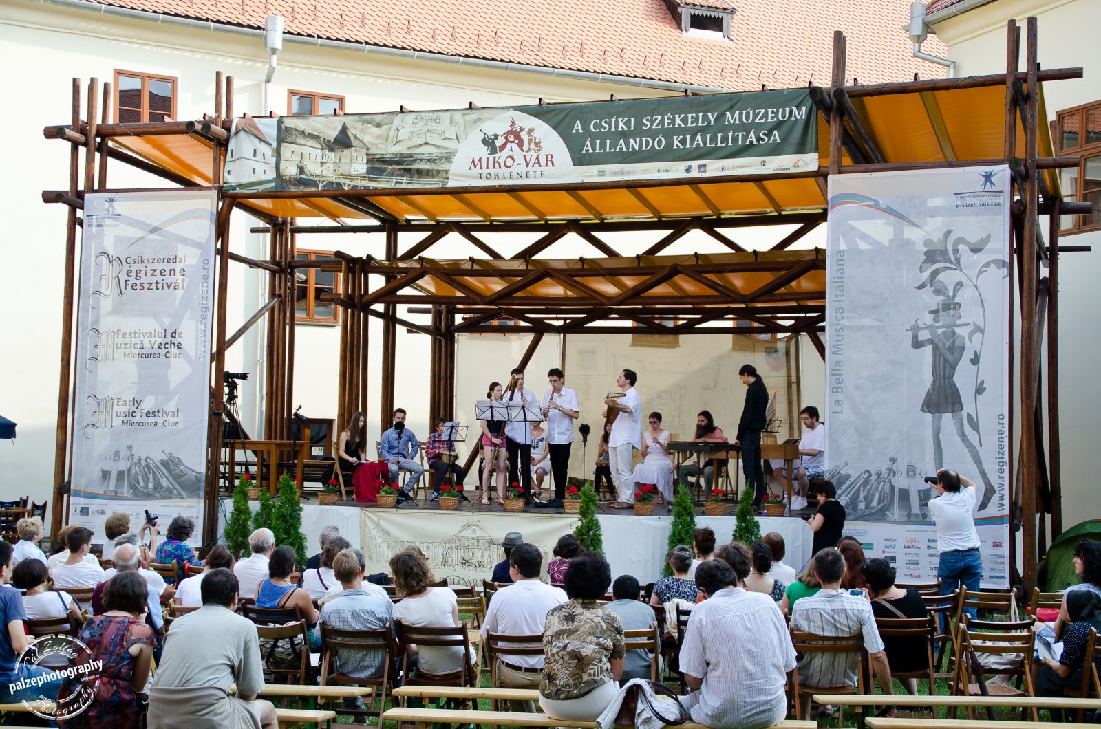 Szellemes darabválasztással olyan reneszánsz művet készítettek elő, amelynek az utolsó akkordjait - a fúvósok, lantok, marimba, dobok, triangulum harmóniáját követően - ritmikus tapsolással díszítették. Ekként saját, dalszerű tapsuk kíséretében vonultak le a színpadról – egybefonódva a közönség szeretetteli tapsával.
