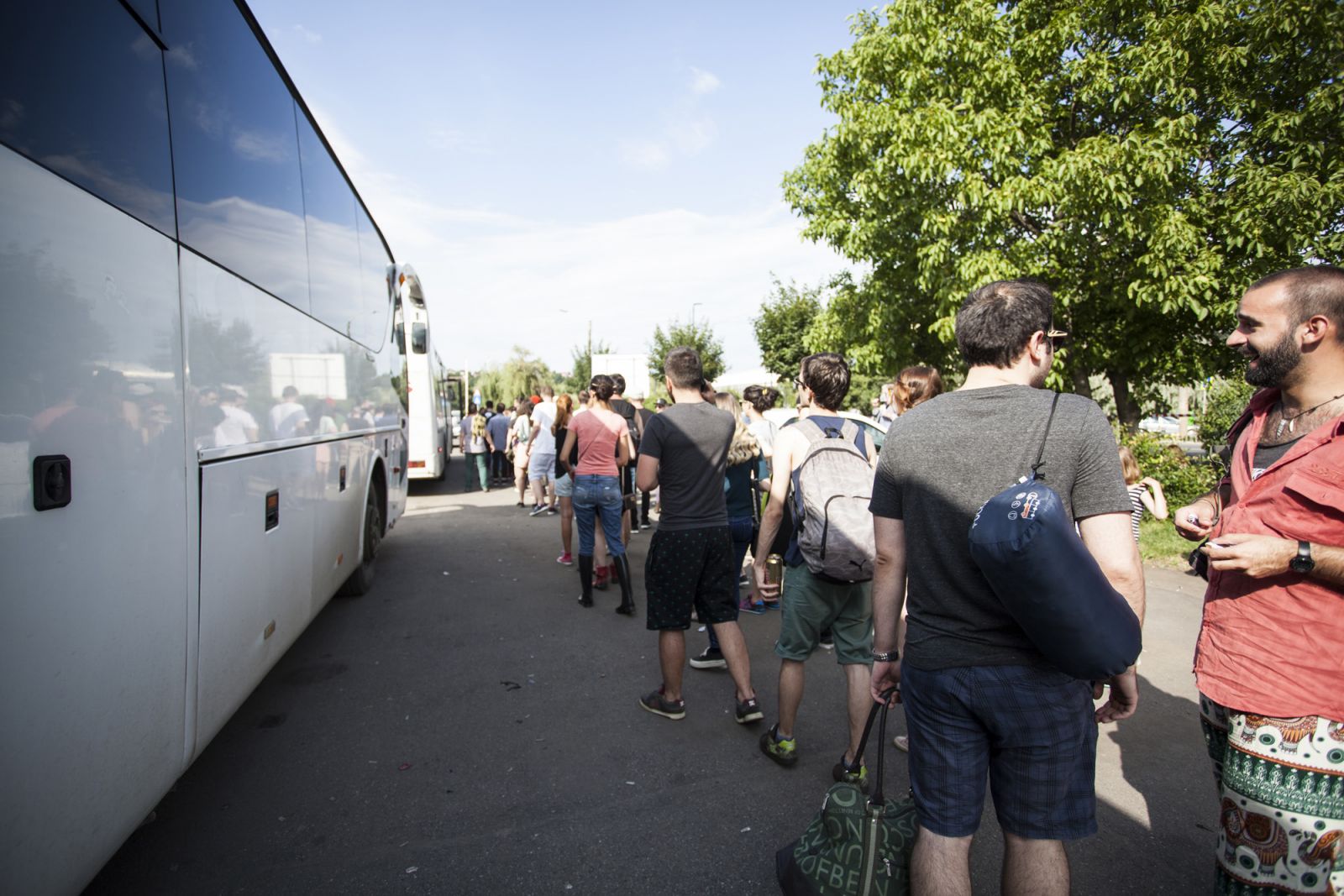 Kijutni Bonchidára szombaton és vasárnap sem lesz leányálom. A kocsisor péntek este nem haladhatott többel 30 kilométer per órás sebességnél, előzni képtelenség, és öt kilométerenként rendőrautók vannak kivezényelve, ellenőrizendő a hatalmas forgalmat. Így aztán le is késtük az első koncertet, a busz utasainak nagy méltatlankodására. 
