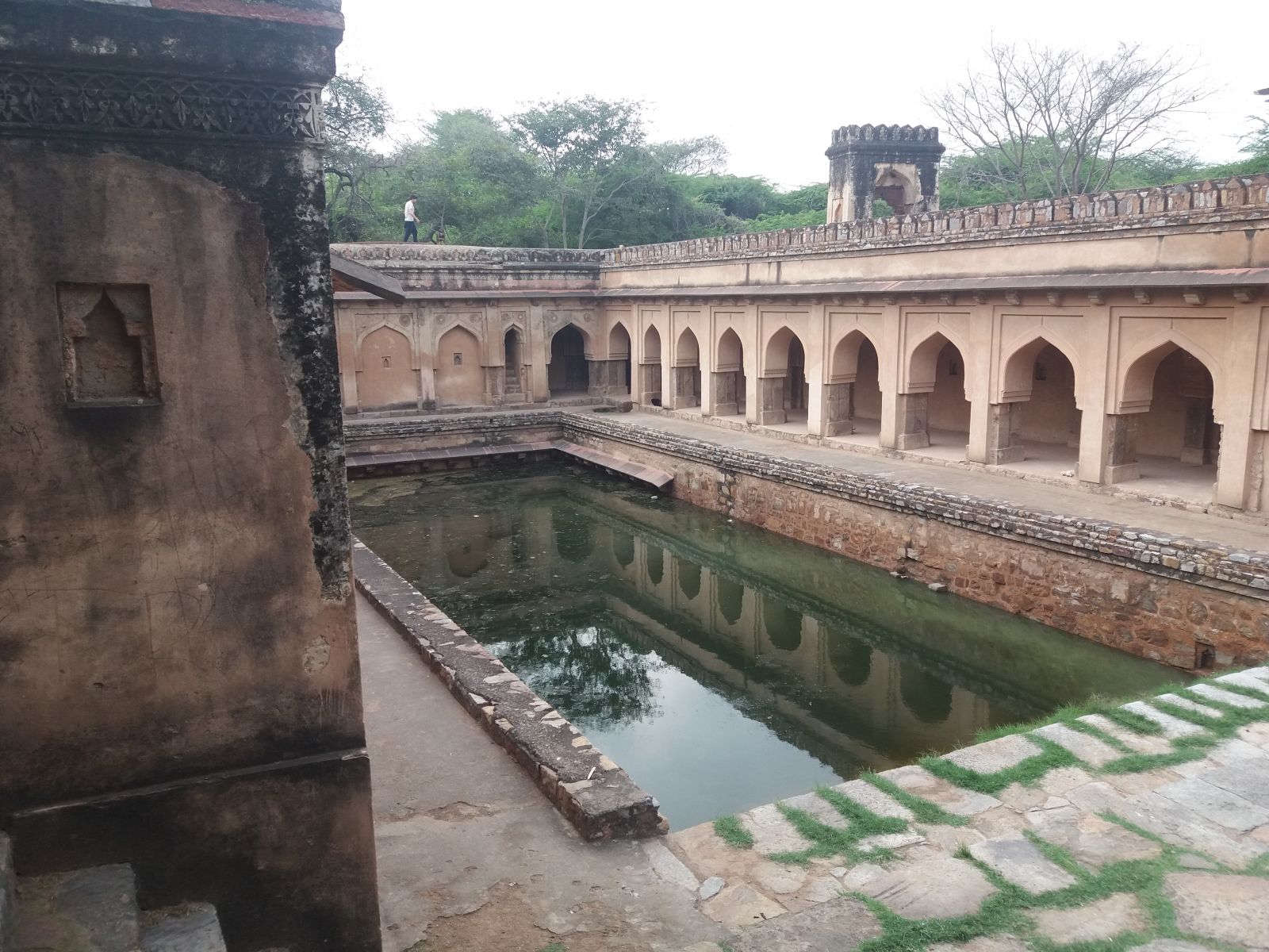 Középkori víztározó Delhiben. A főváros Mehrauli negyedében található, körülbelül 50 hektáros régészeti park, melynek terültén közel 100 műemlék található, Delhi egyik leghangulatosabb idegenforgalmi látványossága lehetne. Persze, ehhez kicsit rendbe kellene szedni, többek között el kellene takarítani belőle pár mázsa szemetet. A víztározó érdekes és romantikus hangulatú építmény, nagy kár, hogy a medencében zöld színű undormánylé poshad, melynek tetején pillepalackok úsznak egyéb szemét társaságában.