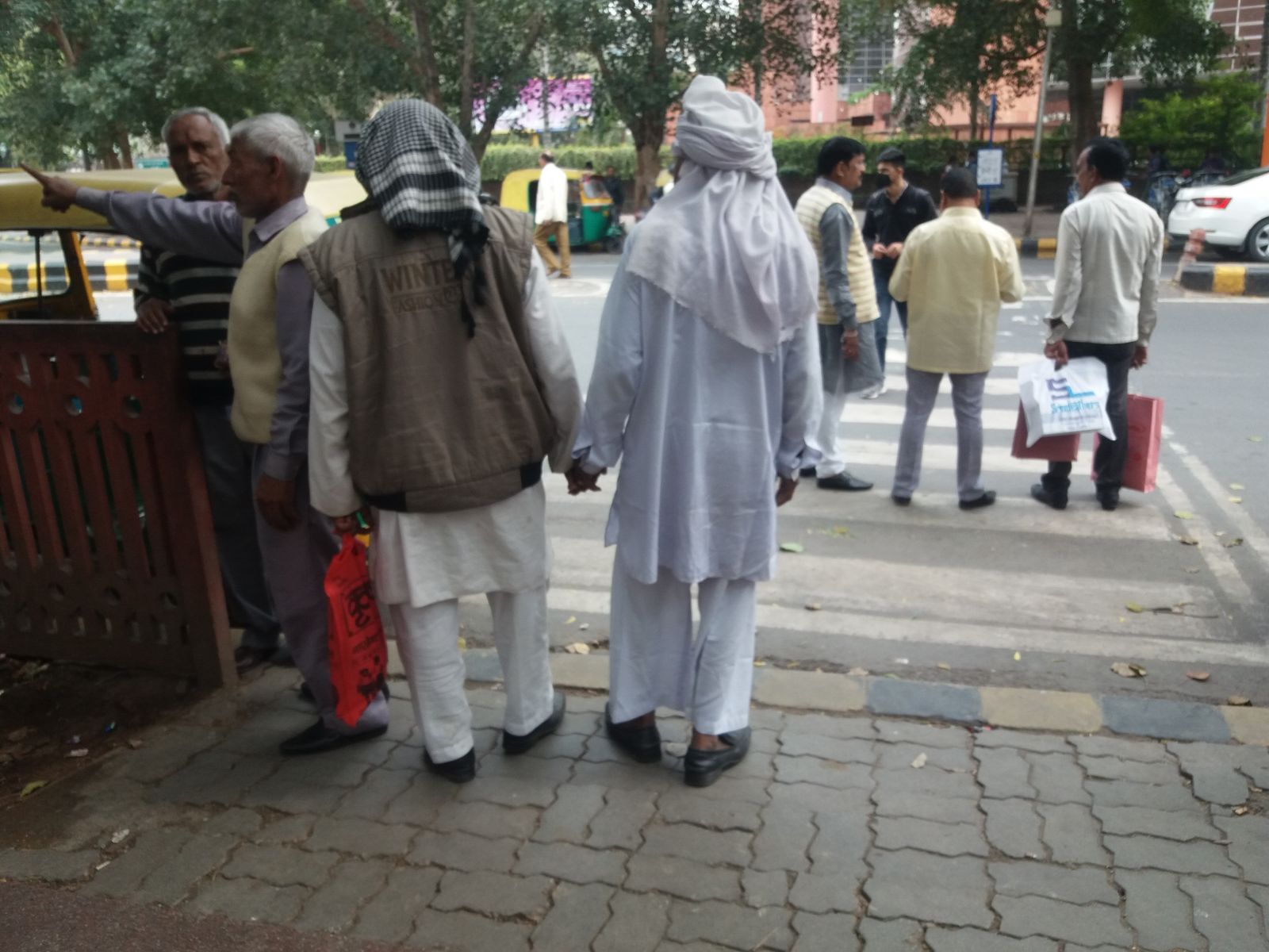Öreg barátok Delhi belvárosában. Indiában a testi érintkezésnek más szabályai vannak, mint idehaza, főleg a férfiak között. Az erősebbik nem tagjai között teljesen bevett az olyan testi közelség, ami heteroszexuálisok között még Dél-Európában is túlzásként hatna. Nagyon sok kart karba öltve, egymásba csimpaszkodva, sőt, egymást kézen fogva sétáló férfi párt láttam, hinduk, muszlimok és szikhek egyaránt voltak közöttük. Nem hiszem, hogy mindennek köze lenne a homoszexualitáshoz, baráti megnyilvánulásokról van szó. Hasonló gesztusoknak szemtanúja voltam Törökországban és Iránban is. Ez utóbbiban egy ismerősöm néha a combomra tette a kezét miközben magyarázott, ami kicsit zavart, de semmiféle erotikus tartalma nem volt, a barátai is hasonlóképpen viselkedtek egymással.
