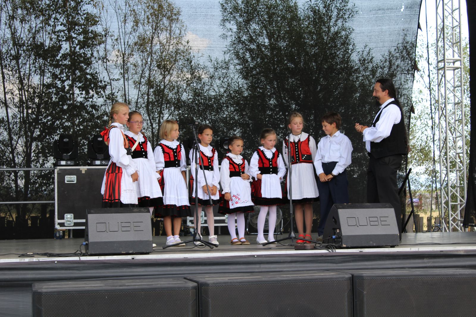 Amíg a versenyzők belecsaptak a (lecsóba) hagymatokányba, addig a színpadon a Rokolya énekegyüttes adta meg az alaphangot. 

