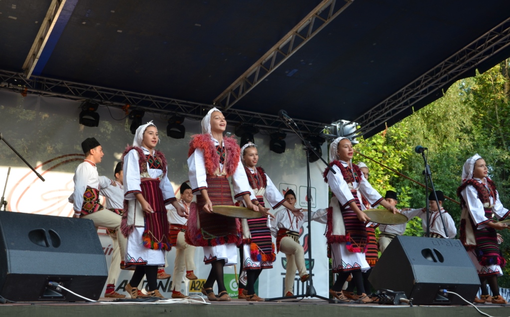 A macedón Orce Nicolov Néptáncegyüttes produkciója többször emlékeztetett a román népzenére és néptáncra.