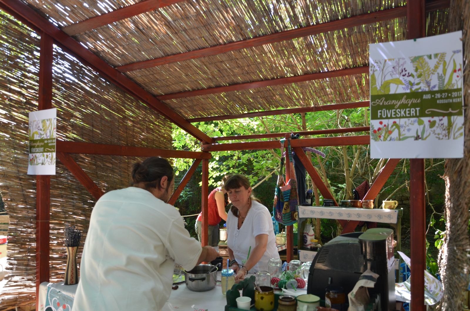 Az Aranykapu Kulturális Egyesület kávézót, teázót is nyitott, ahol biotermékeket fogyaszthattunk.
