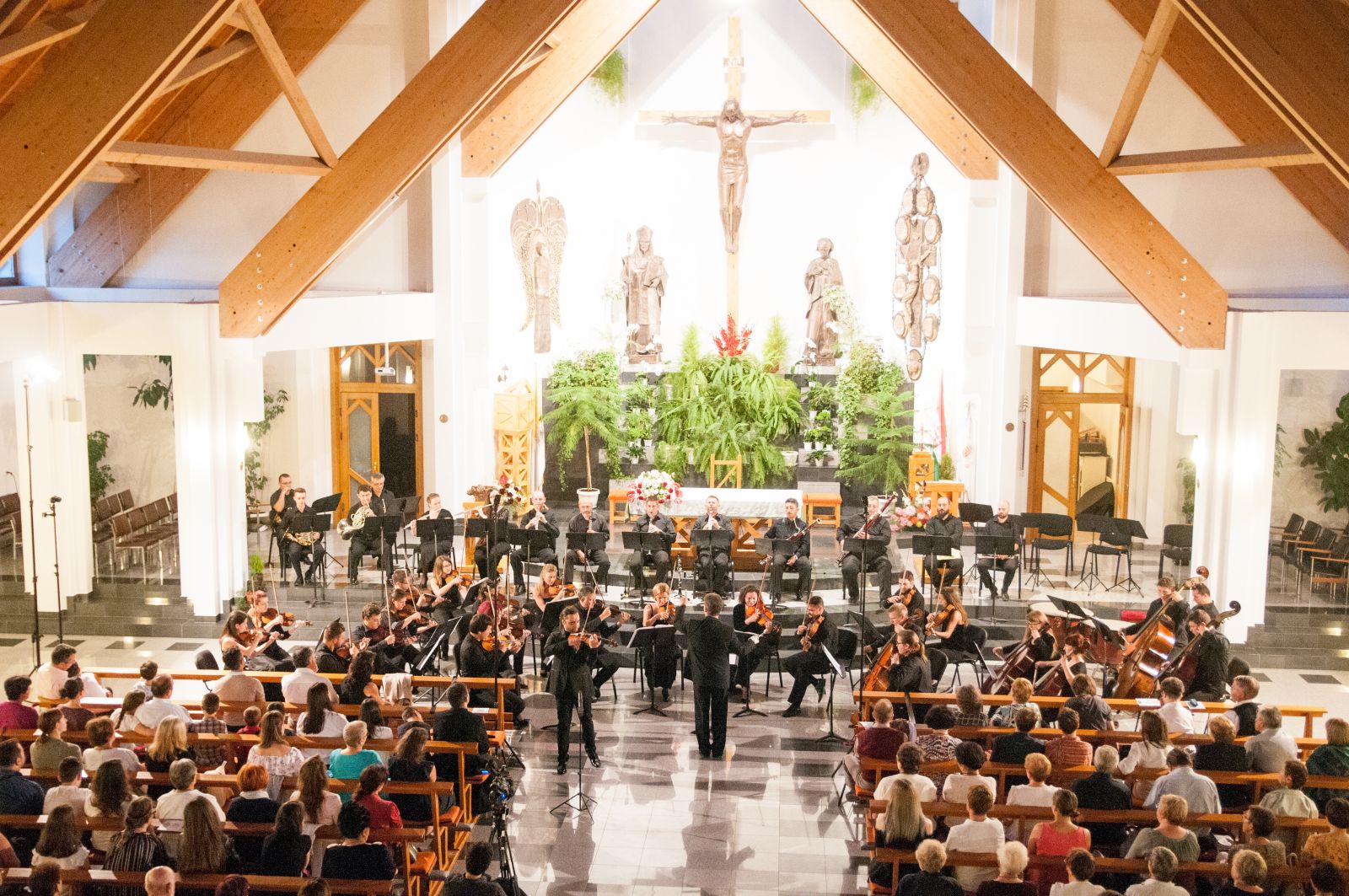 Igazán rangos rendezvénnyel nyitott a Csíkszeredai Városnapok: a mára már hagyományossá vált Csíki Kamarazenekar ünnepi nyitóhangversenyén ezúttal a világhírű hegedűvirtuóz, Artur Kaganovskiy-jal együtt zenéltek a Szent Ágoston templomban.