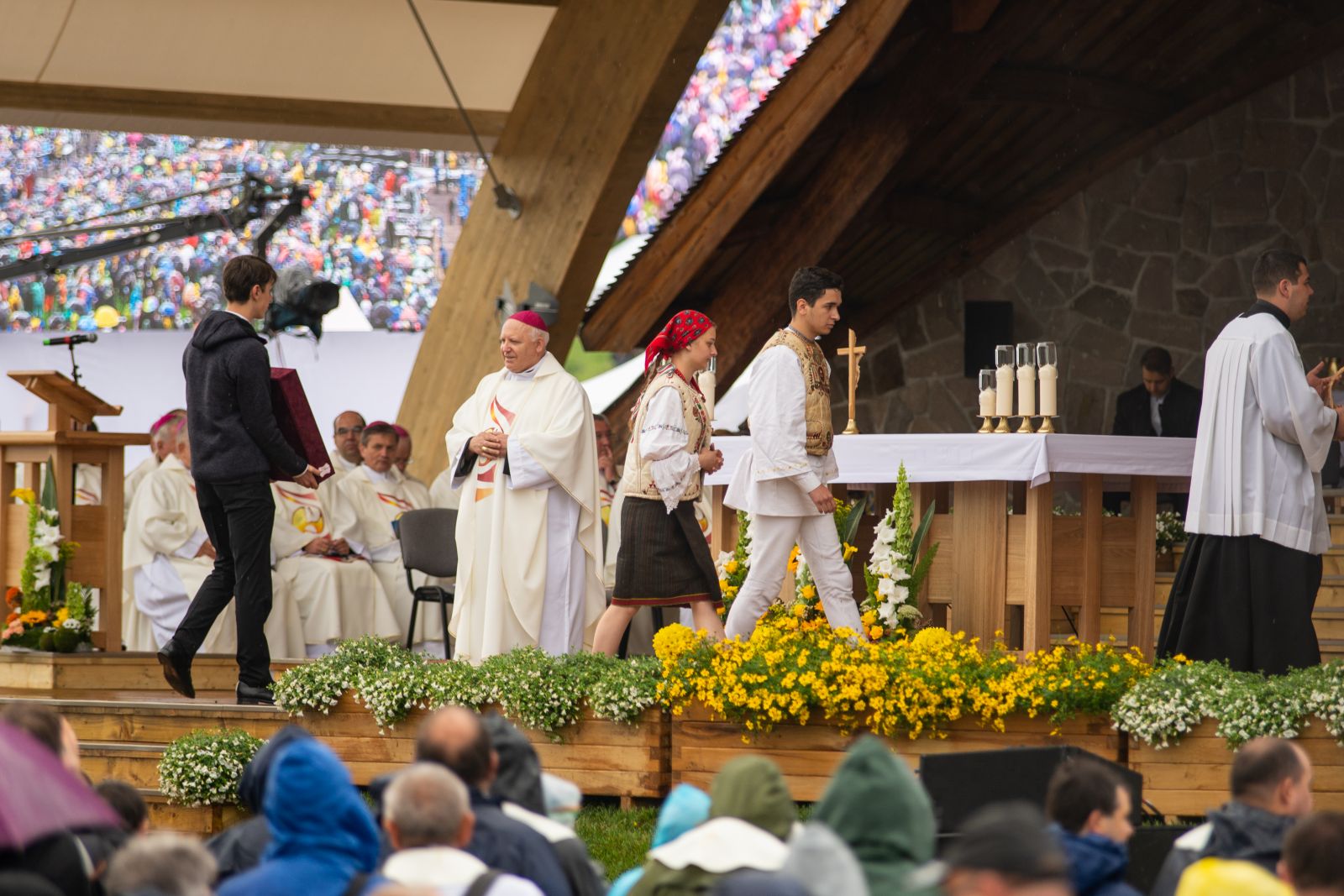 Ferenc pápa egy miséző kelyhet hozott ajándékba. A képen a szentmise előtt Tamás József püspök tekinti meg az ajándékot.