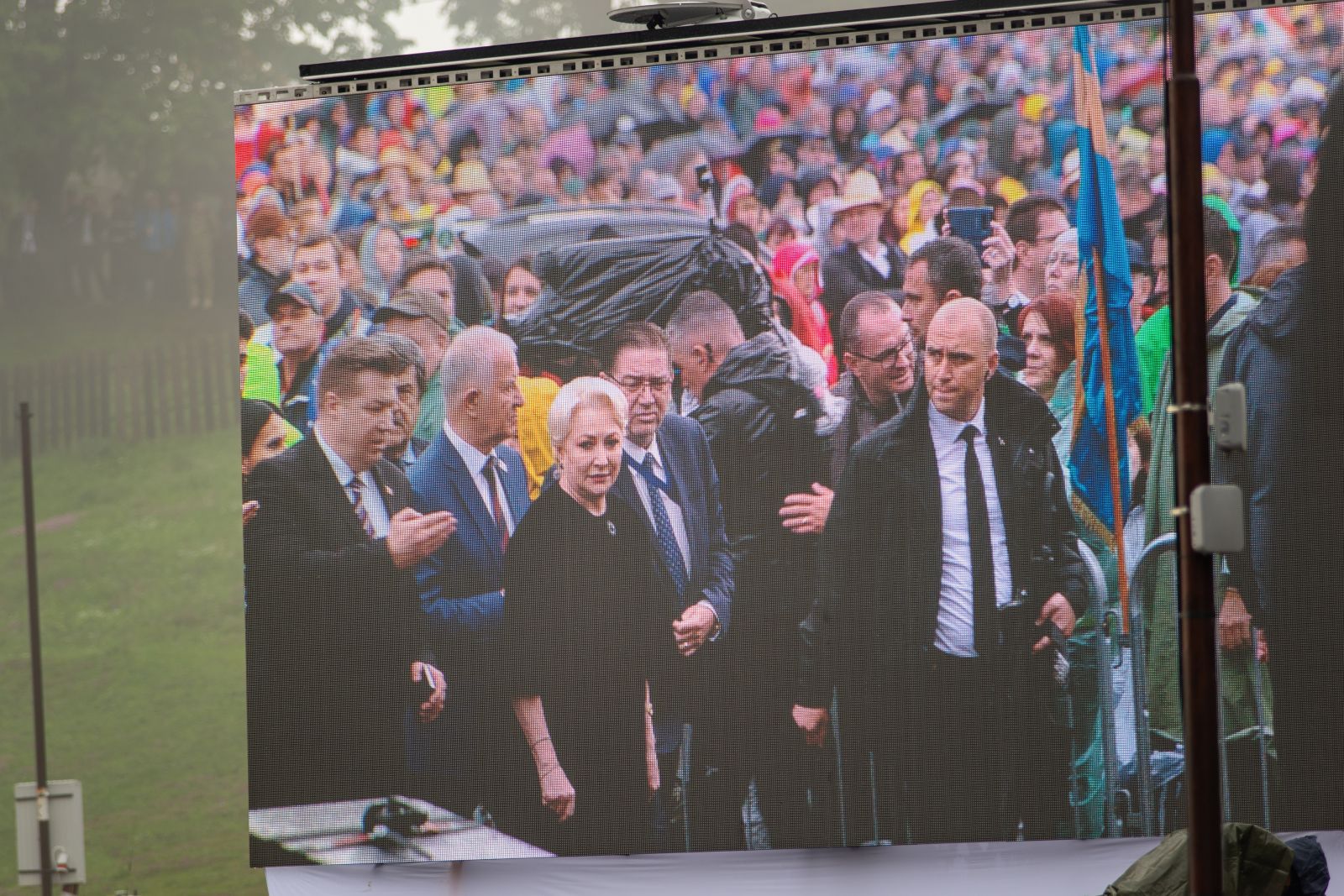 A jelenlévők óriási kivetítőkön is követhették az eseményeket, így azt is láthatták, ahogy Románia miniszterelnöke, Viorica Dăncilă megérkezik a helyszínre. A miniszterelnök szűk kíséretével vett részt a pápai szentmisén.