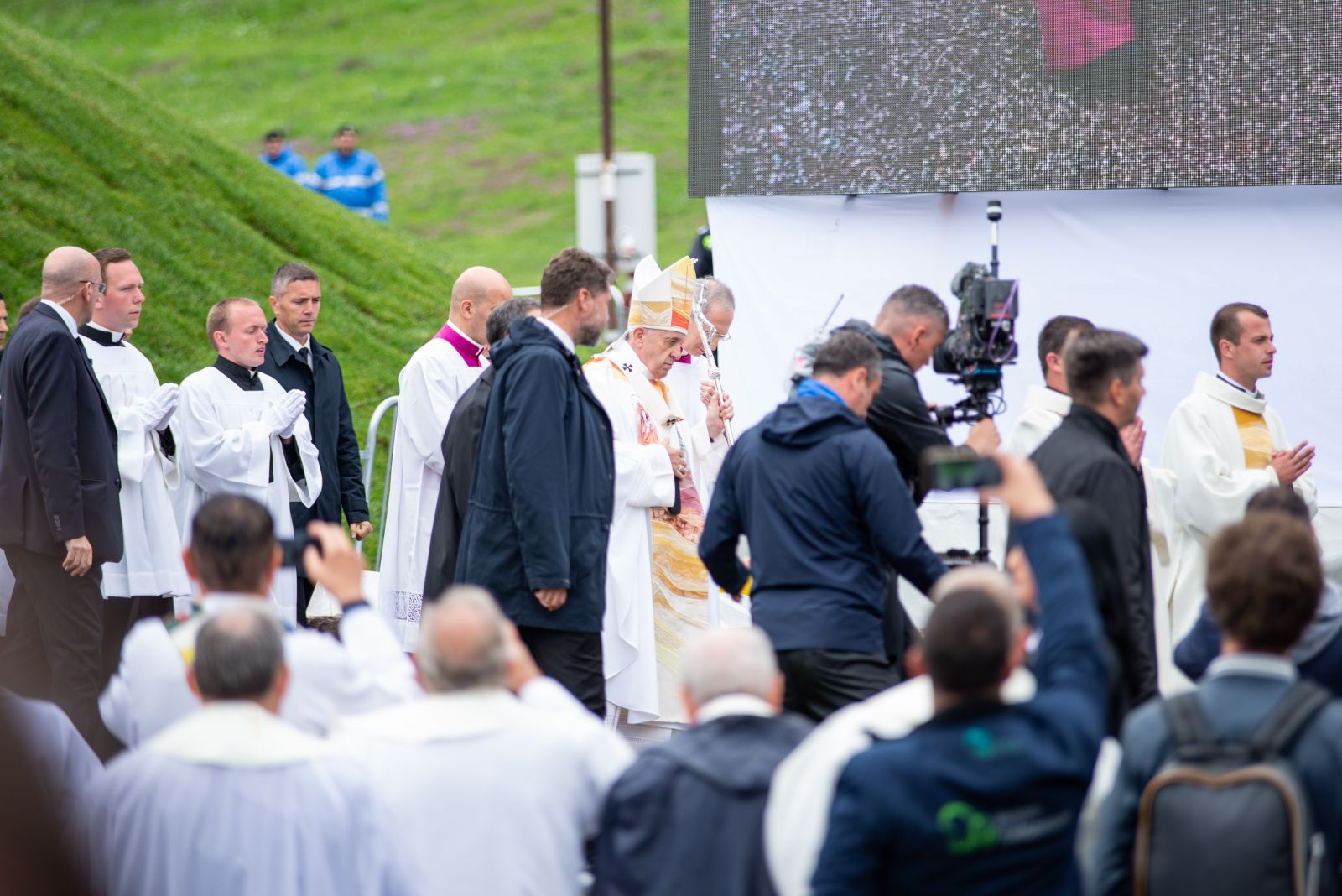 Ferenc pápa kíséretével elindul a pápai szentmise helyszínéről.