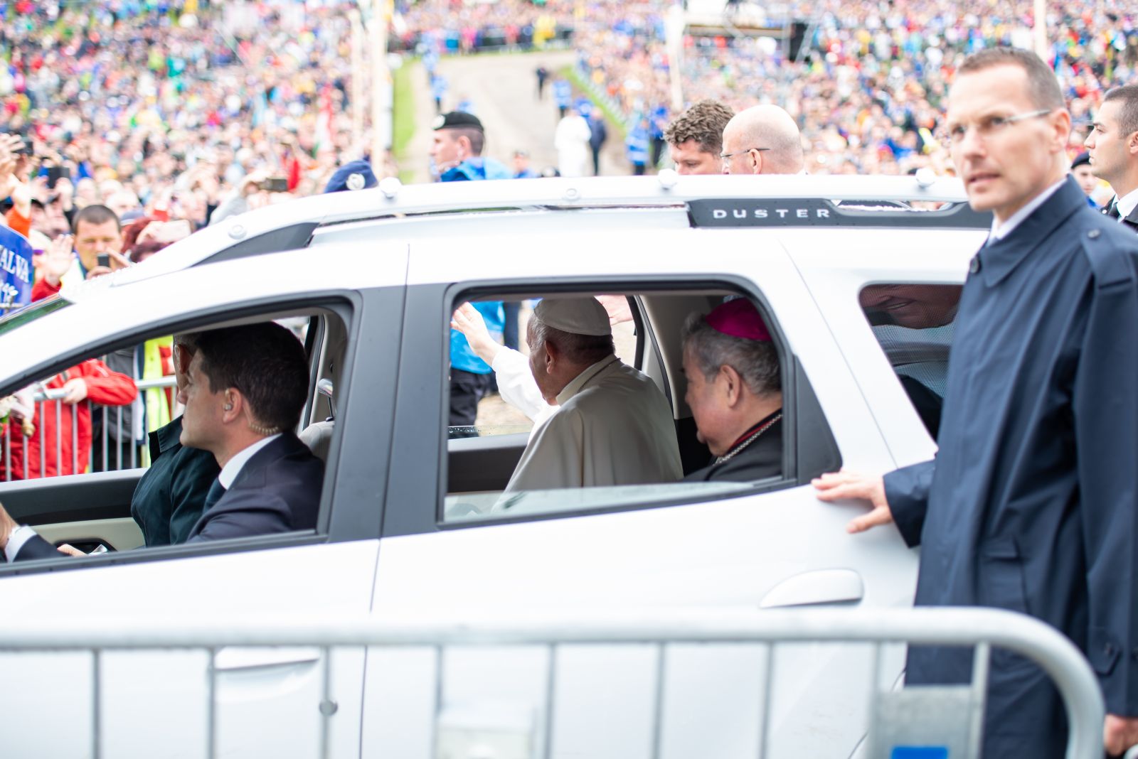 A pápa integetve köszönt el híveitől. A miséről távozva autóba ült Ferenc pápa.