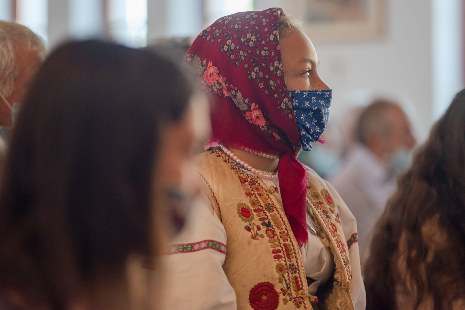 A kendő hagyományosan hozzátartozik a gyimesi női viselethez, ám a maszkok viselése a koronavírus-járványnak 