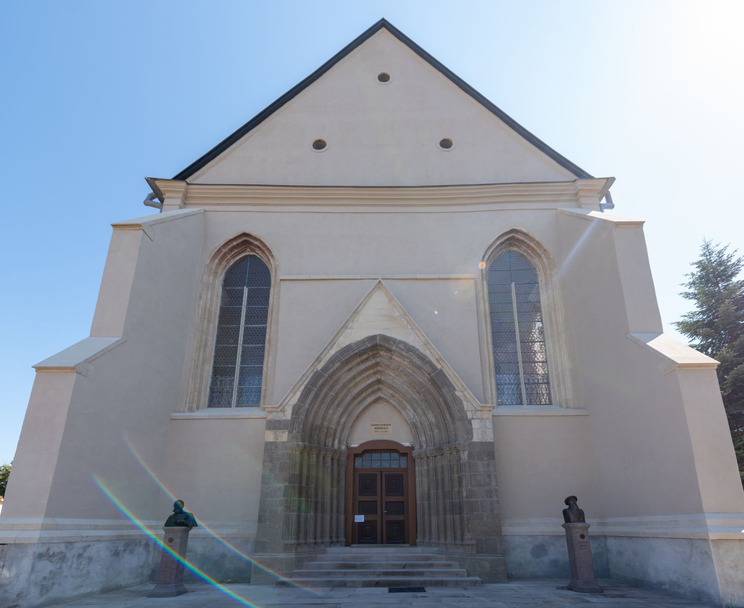 A főbejárat elé a Reformáció Emlékévében helyezték el Kálvin János és Károli Gáspár mellszobrait, ezek a főhomlokzat felújítása után kerültek vissza bejárat mellé.