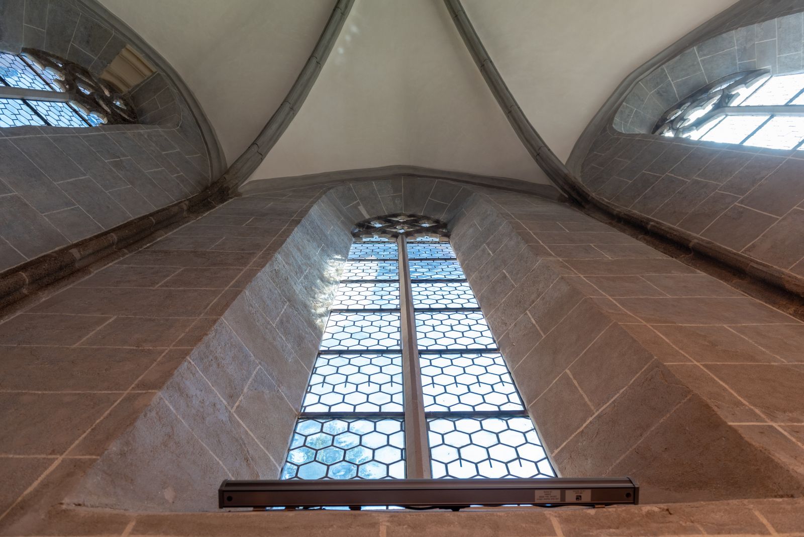 A felújítás során kiderült, hogy a templom ablakai eredetileg sokkal magasabbak voltak, mint azt eddig láthattuk. Ezeket is visszaállították eredeti állapotukra, így az ablakok jelentős része 1 méterrel bővült, így több fény jut be a templomba.