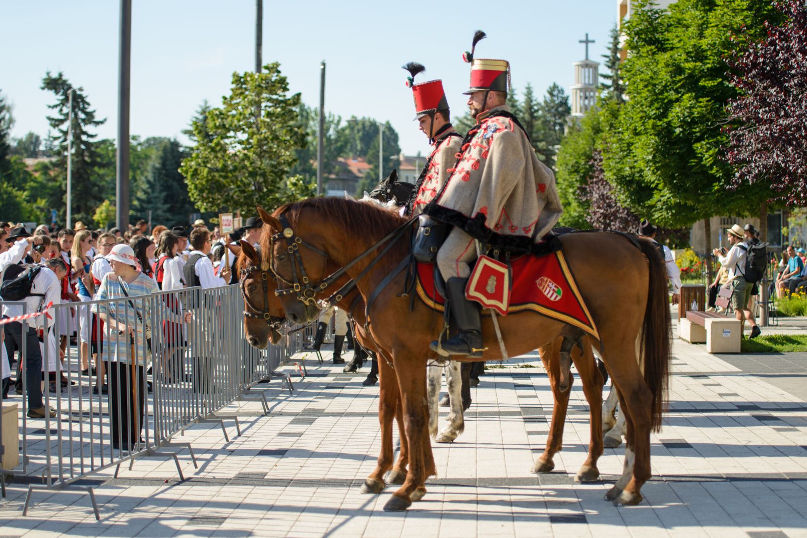 A Csíkszéki Mátyás Huszár Egyesület tagjai kísérték Csíkszereda központjába a városszéli találkozóhelyekről a lovas szekerekkel érkező résztvevőket.