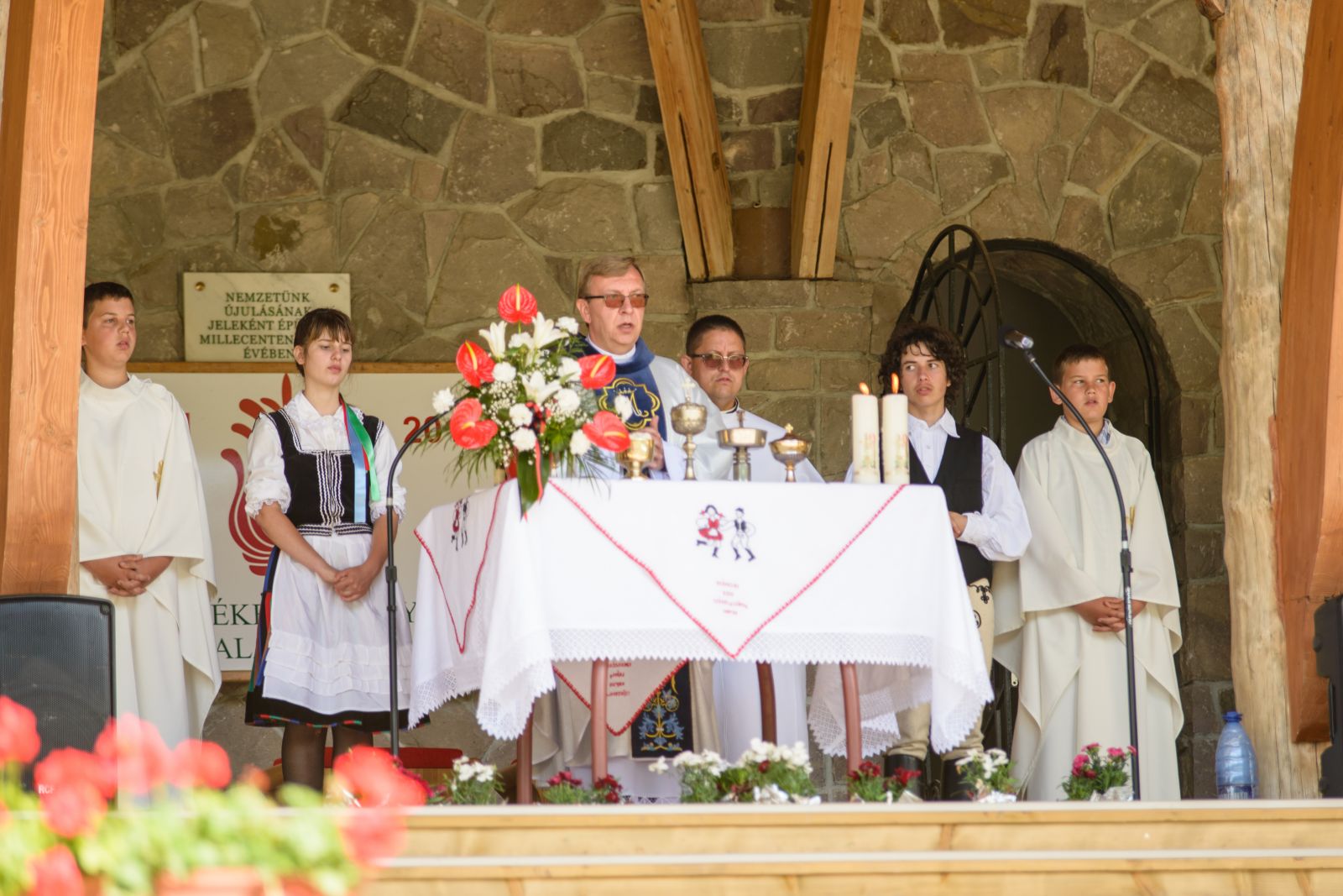 A csíksomlyói hegynyereg Hármashalom-oltáránál Pál Vilmos Barna csíkszentgyörgyi főesperes mutatott be szentmisét. Az eseményhez kapcsolódó misét 2012 után tartották ismét szabadtéren.