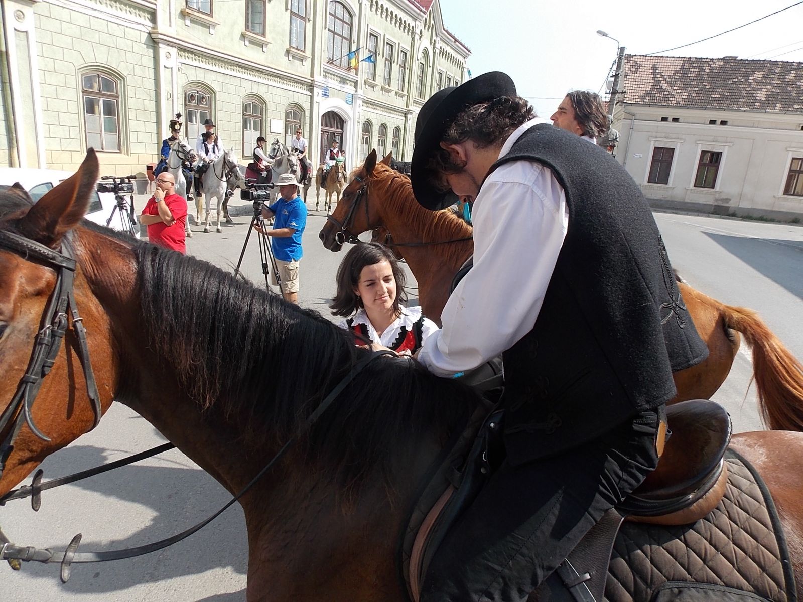 Szalagocska kerül a zászlórúdra, székely föld kerül a székely tarisznyába minden egyes településen.
