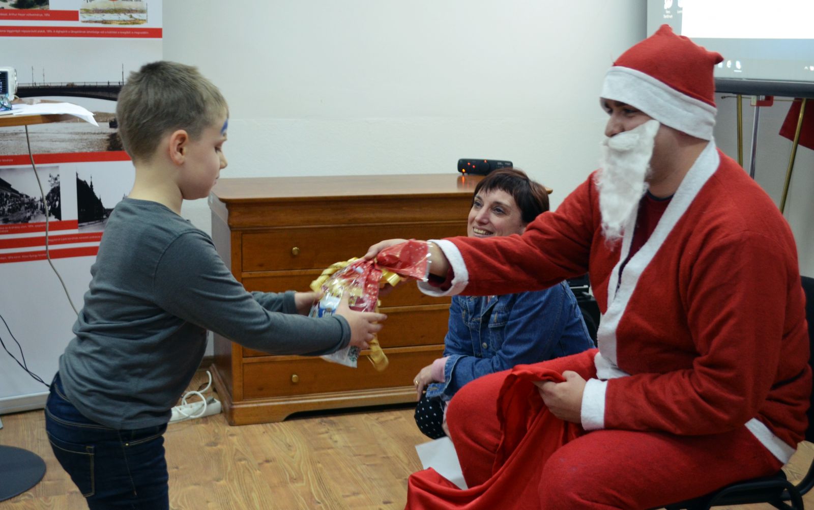 Szégyenlősen kapkodták el az ajándékokat